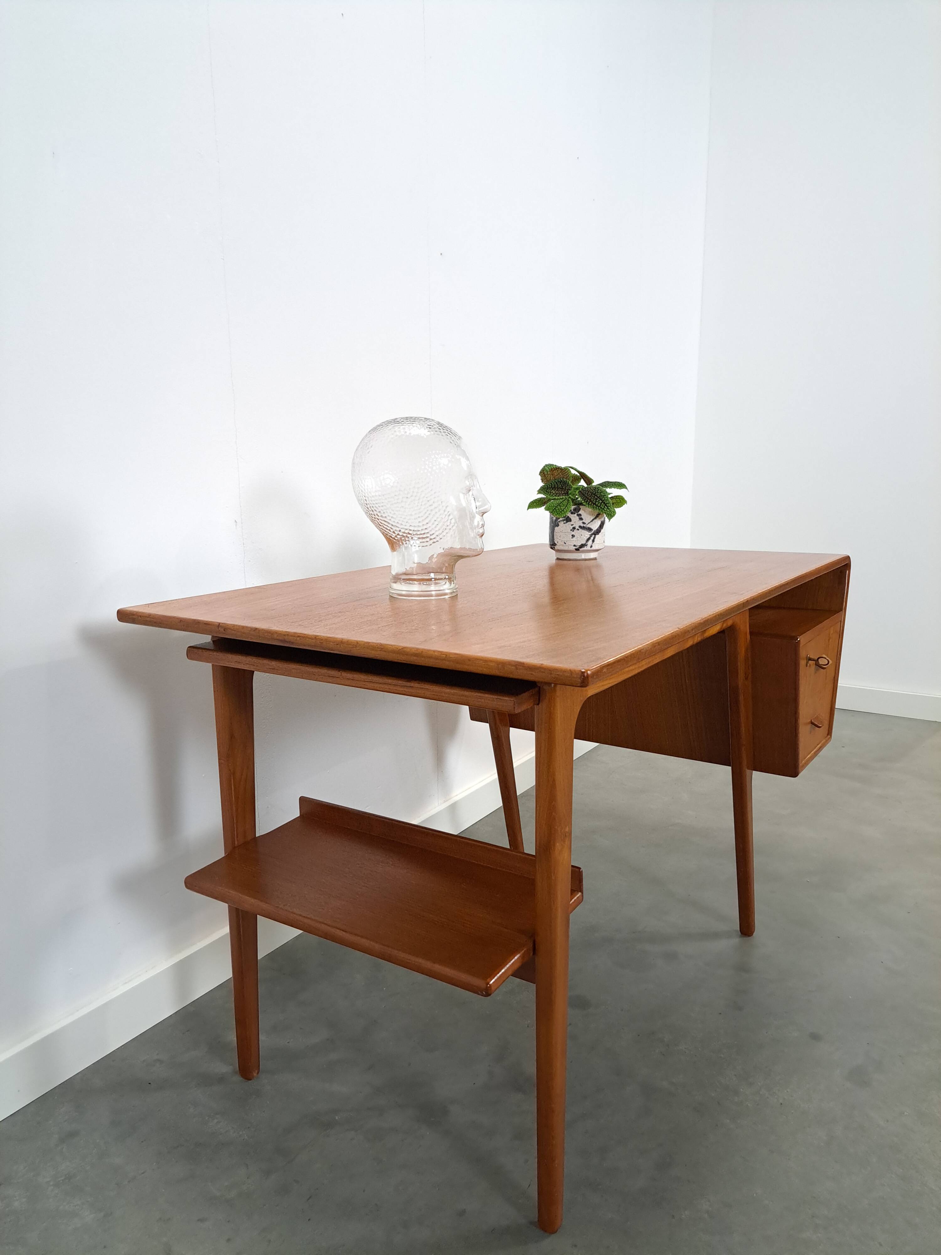 Teak vrijstaand partner bureau met schuine vormen, lades en extra werkblad