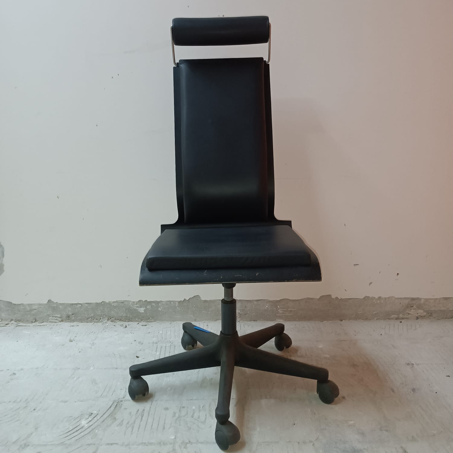 Height-adjustable office chair with caster