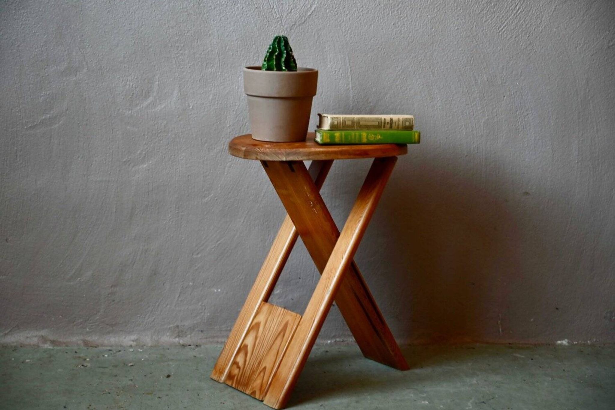 Tabouret pliant Roger Tallon en pin massif édition Sentou, années 70