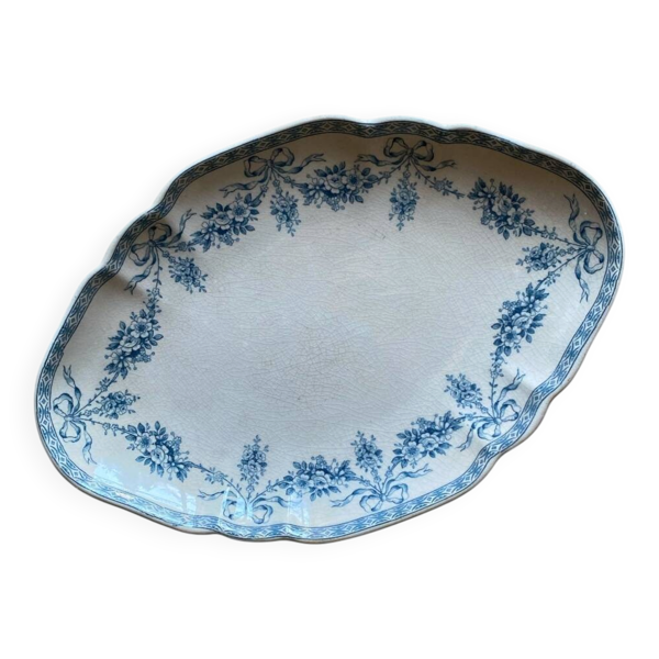 Petit plat terre de fer Emile Bourgeois motif guirlande fleurs bleues