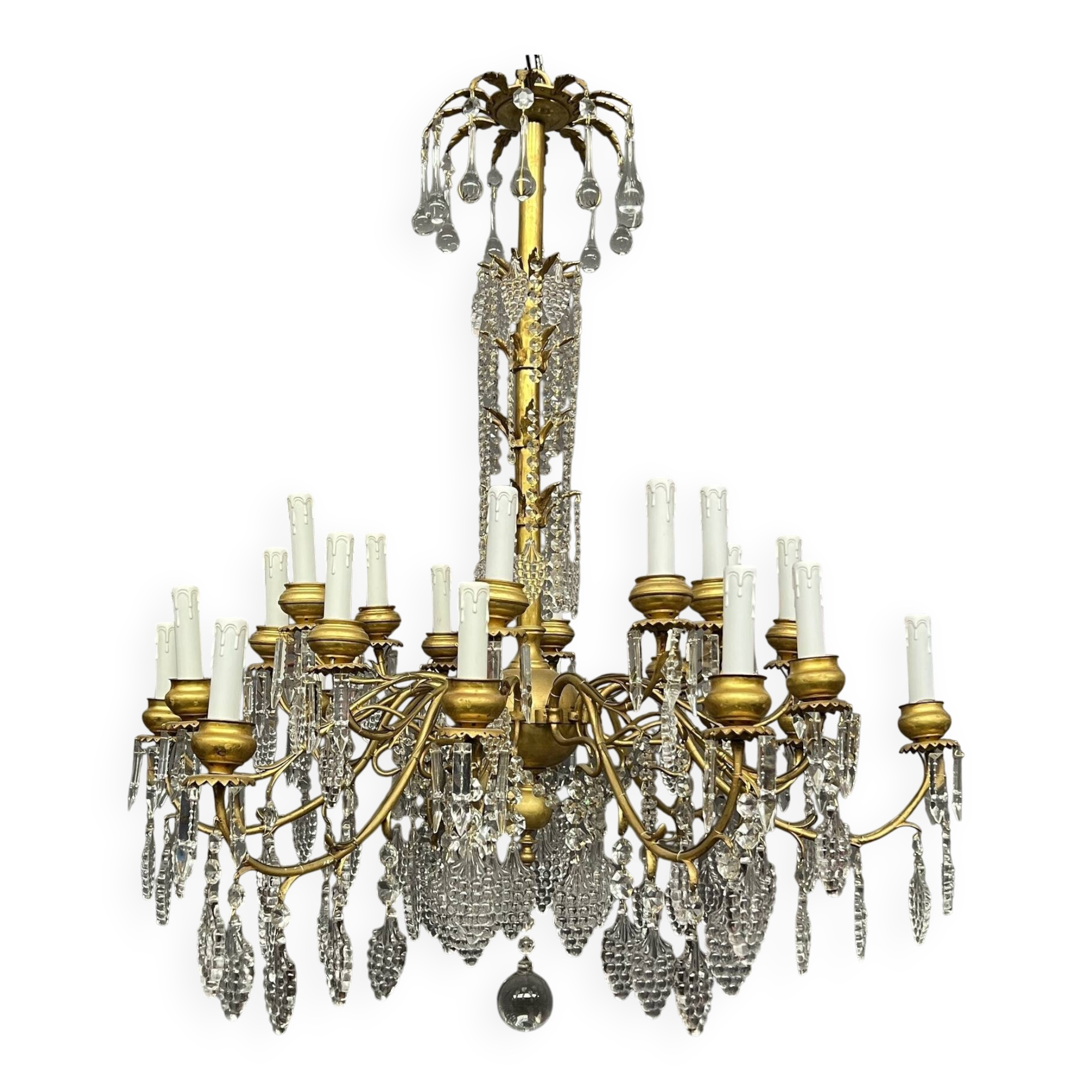 Antique chandelier with 24 light points. Bronze, solid crystal.