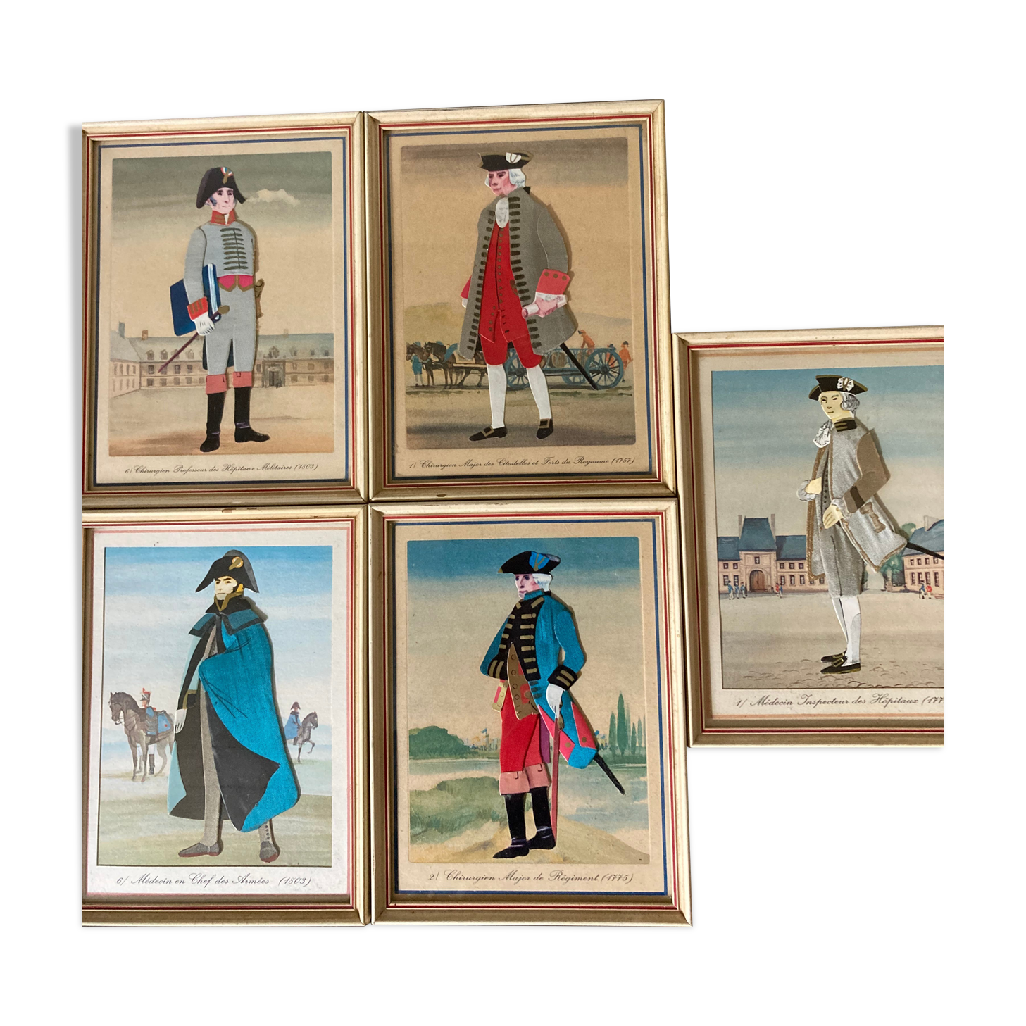 Lot de  5 cartes en reliefs des costumes de médecins militaires