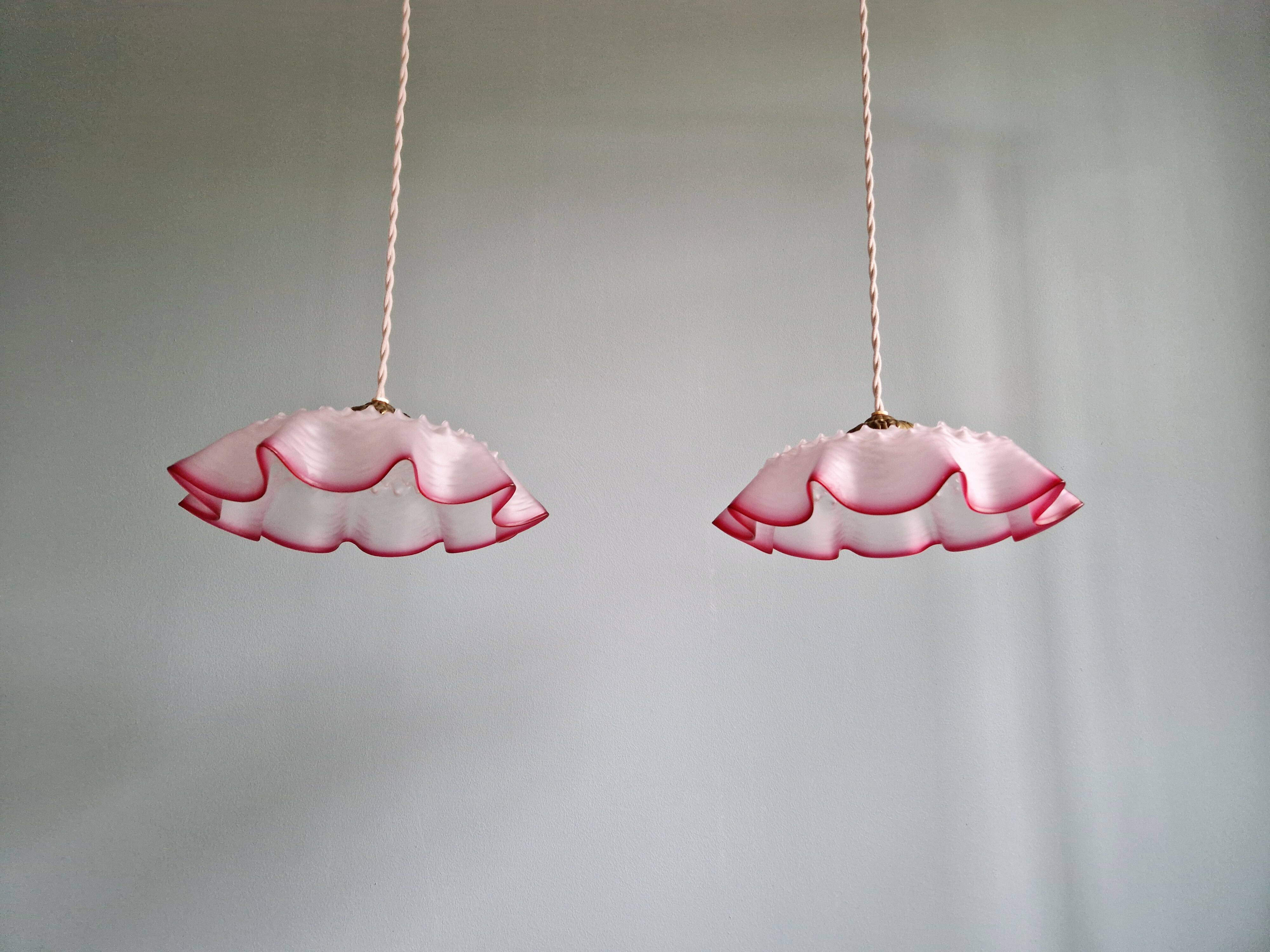 Paire de suspensions festonnées en verre satiné transparent et rose, années 1920-30