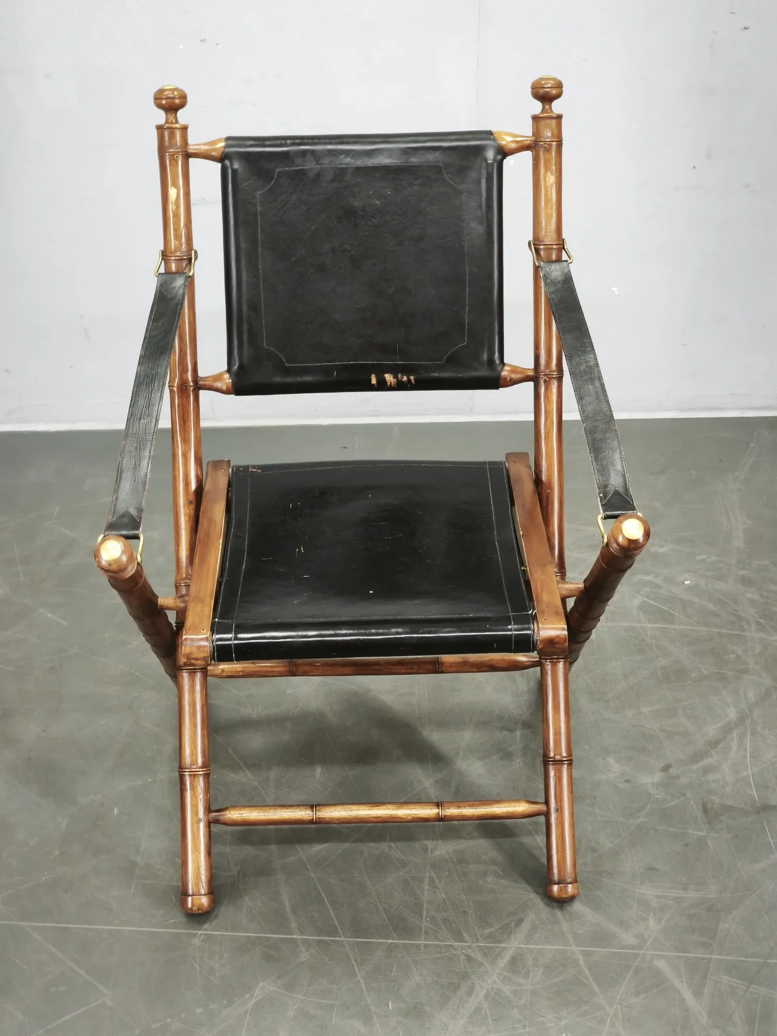 1970s French Folding Safari Chair in Teak, Black Leather and Brass