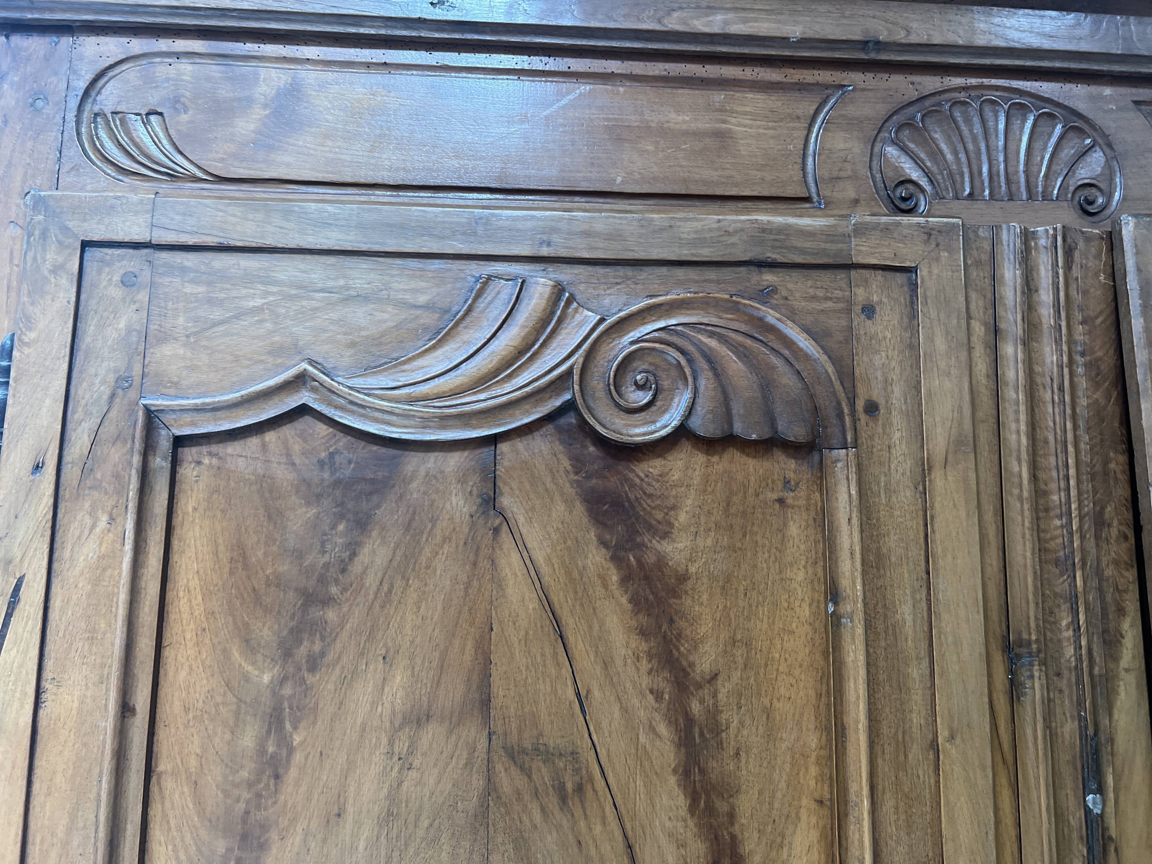 Armoire de style Louis XV en noyer massif XVIII siècle