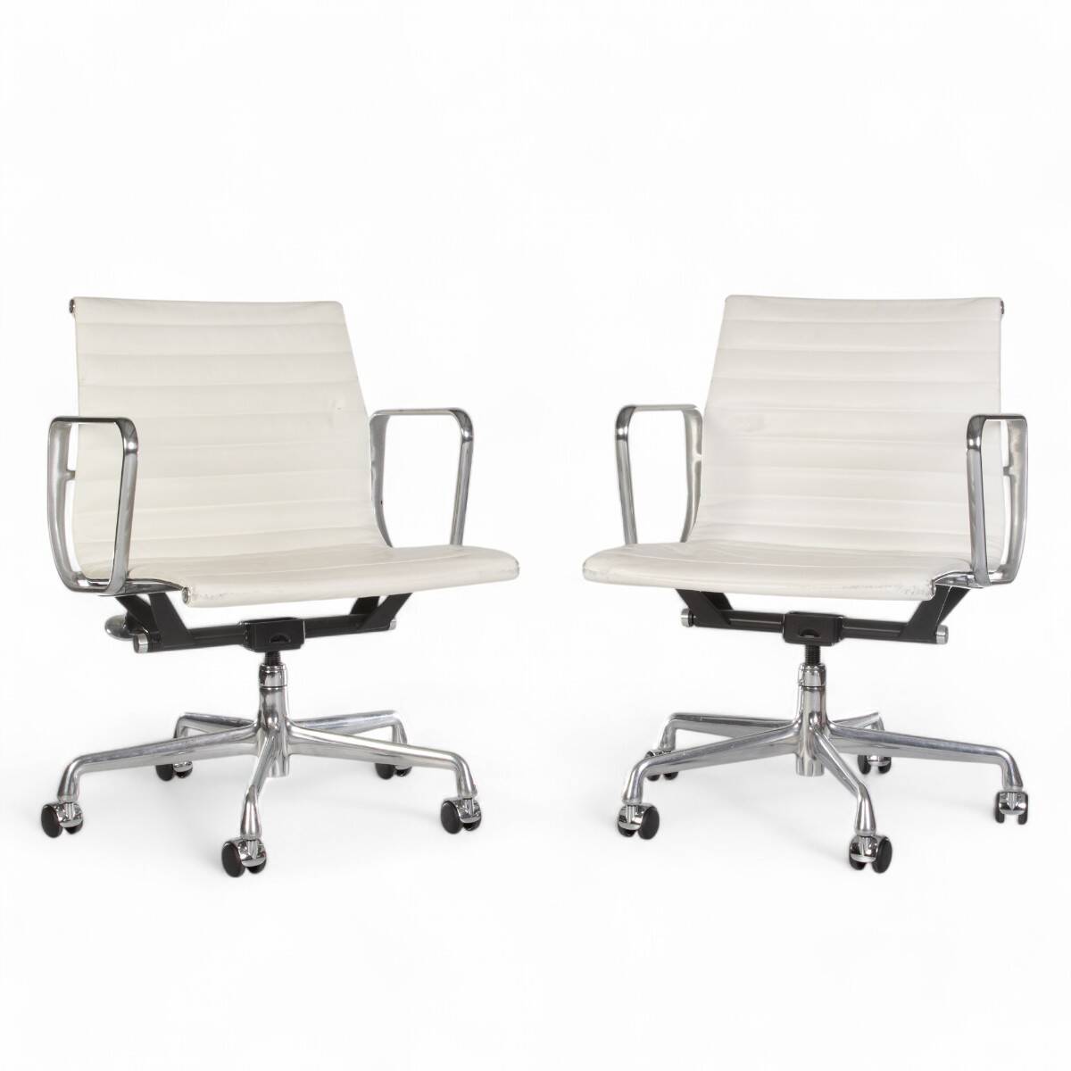 Paire blanche (2) de bases à roulettes pour chaise de bureau Herman Miller Original Eames EA335