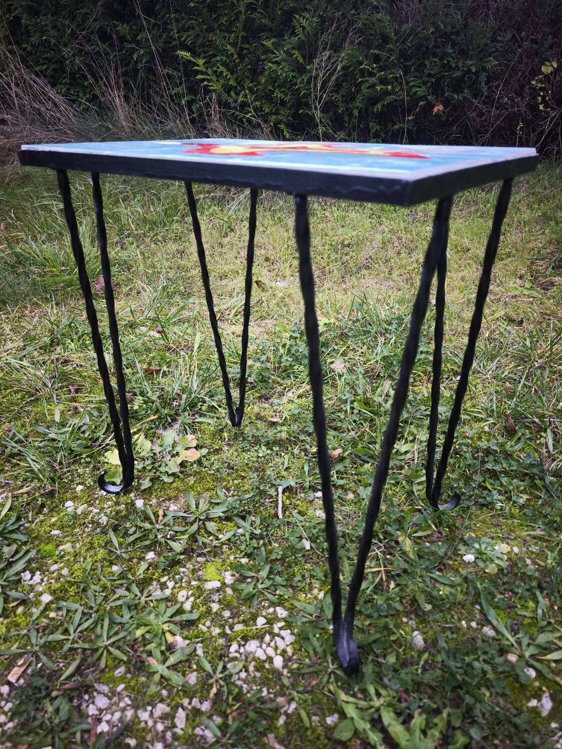 Table basse vintage en fer forgé et carreaux Procéram, motif oiseau