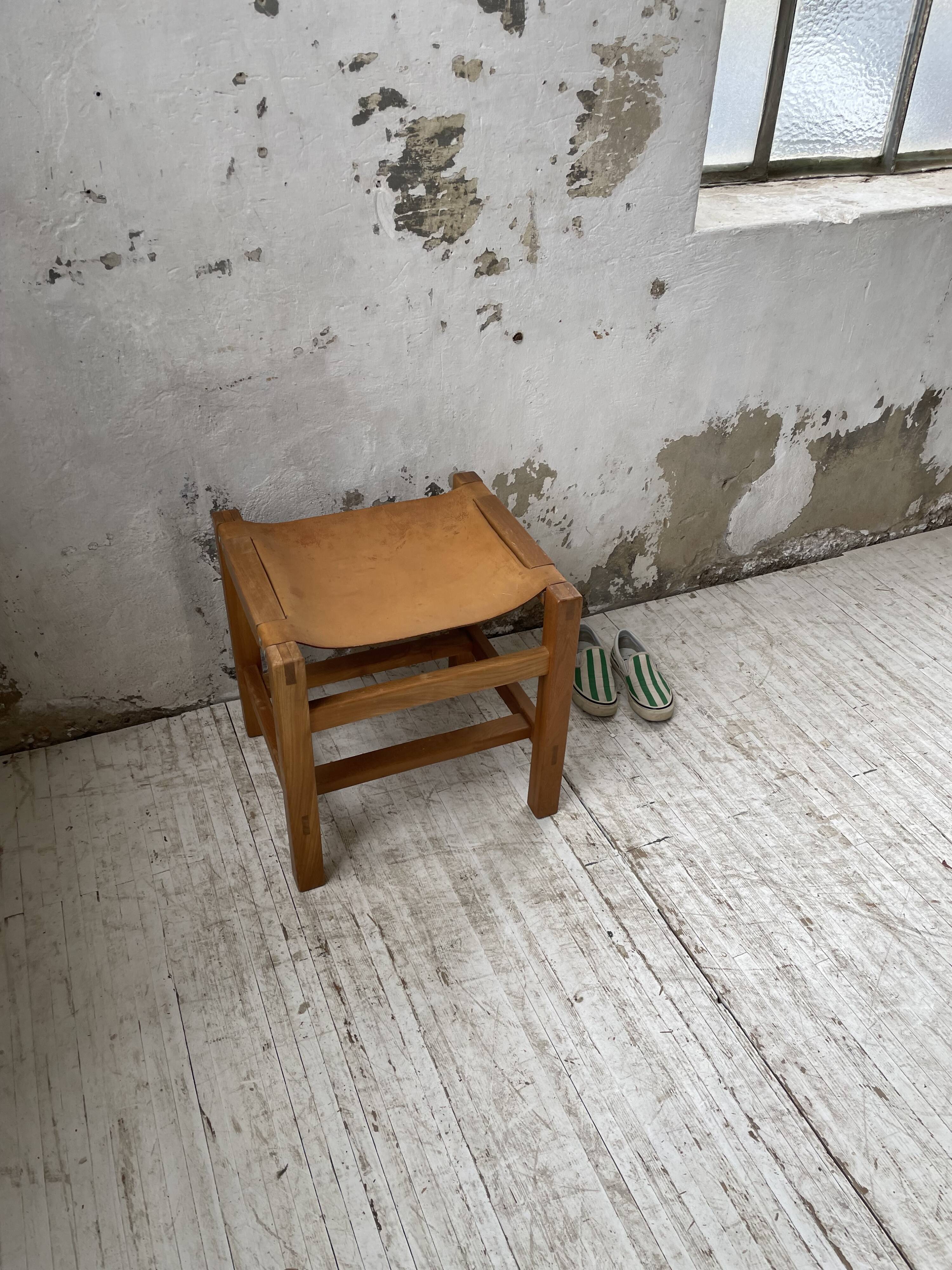 Solid elm and leather stool Maison Regain