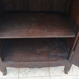 Homme debout bressan armoire