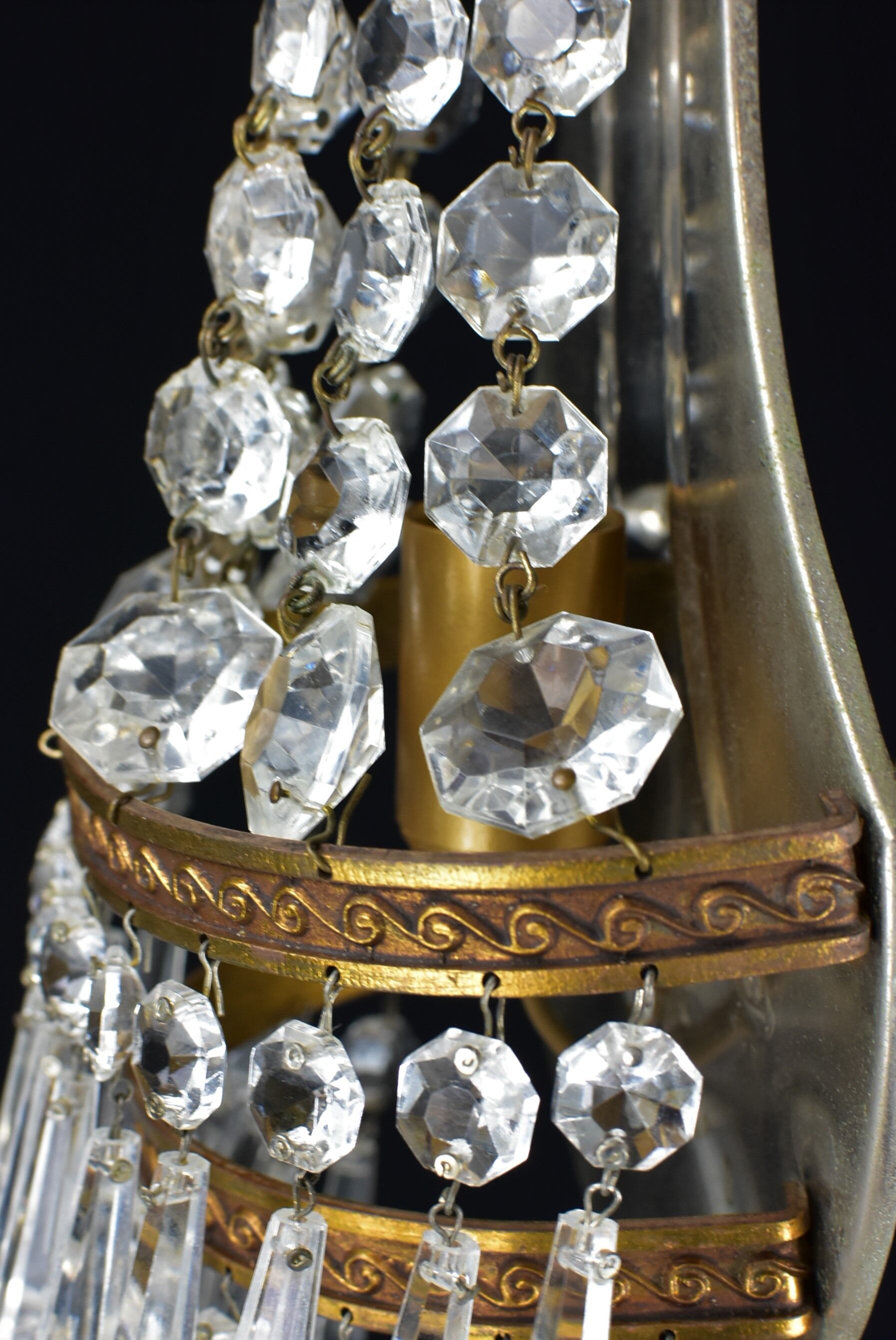 Applies glass tassels.