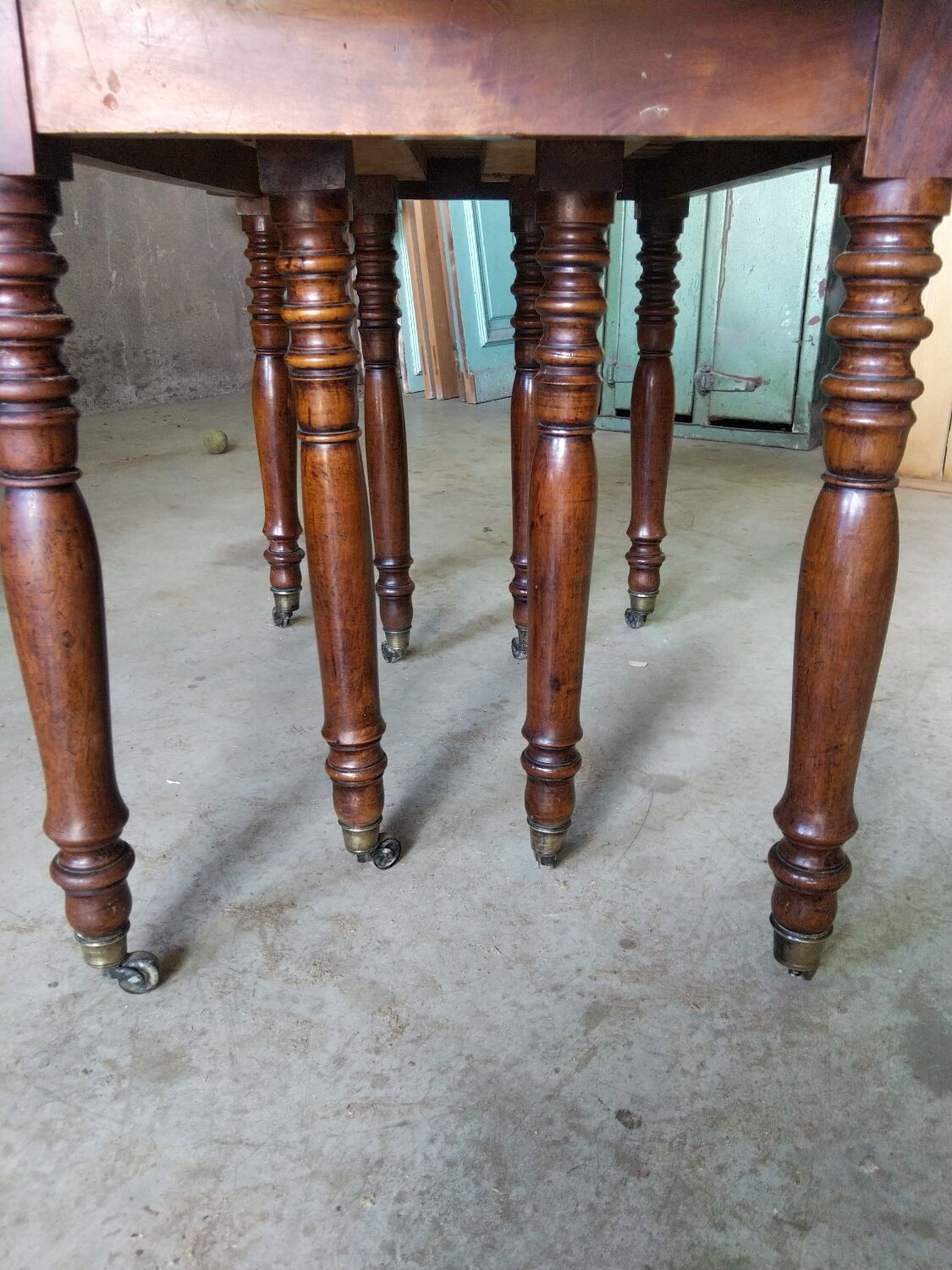 Extending table with 8 legs