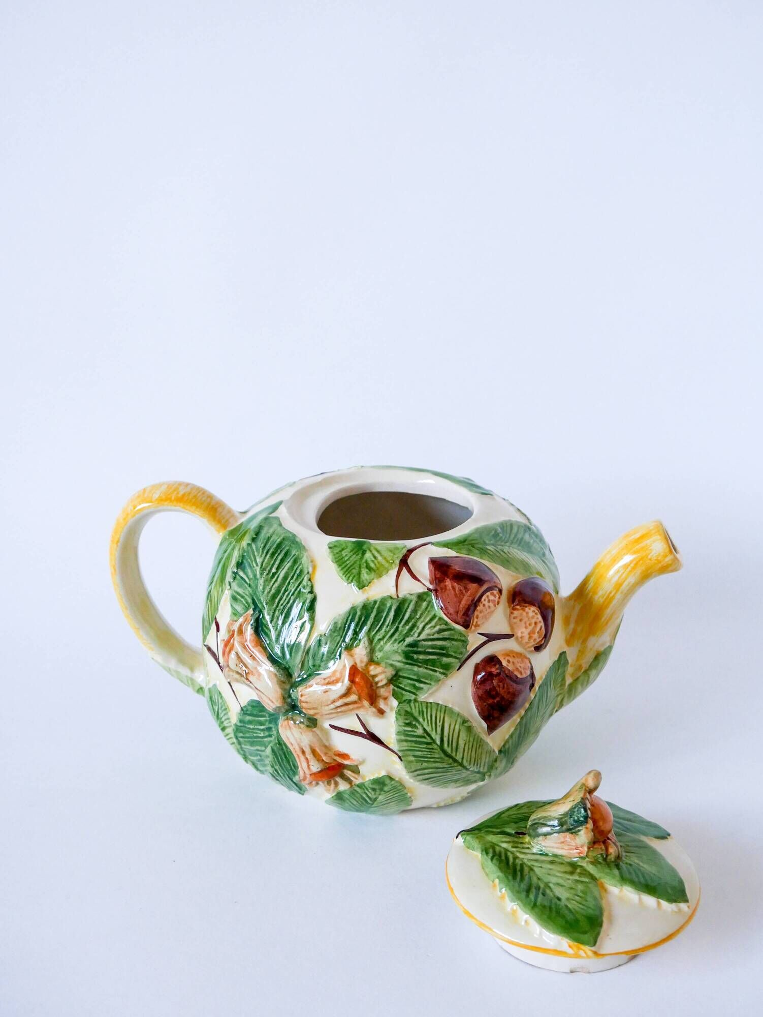 Tea service consisting of a teapot, a milk jug and a numbered hazelnut slip sugar bowl