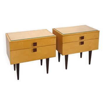 Ensemble de tables de nuit avec tiroir et poignées carrées.