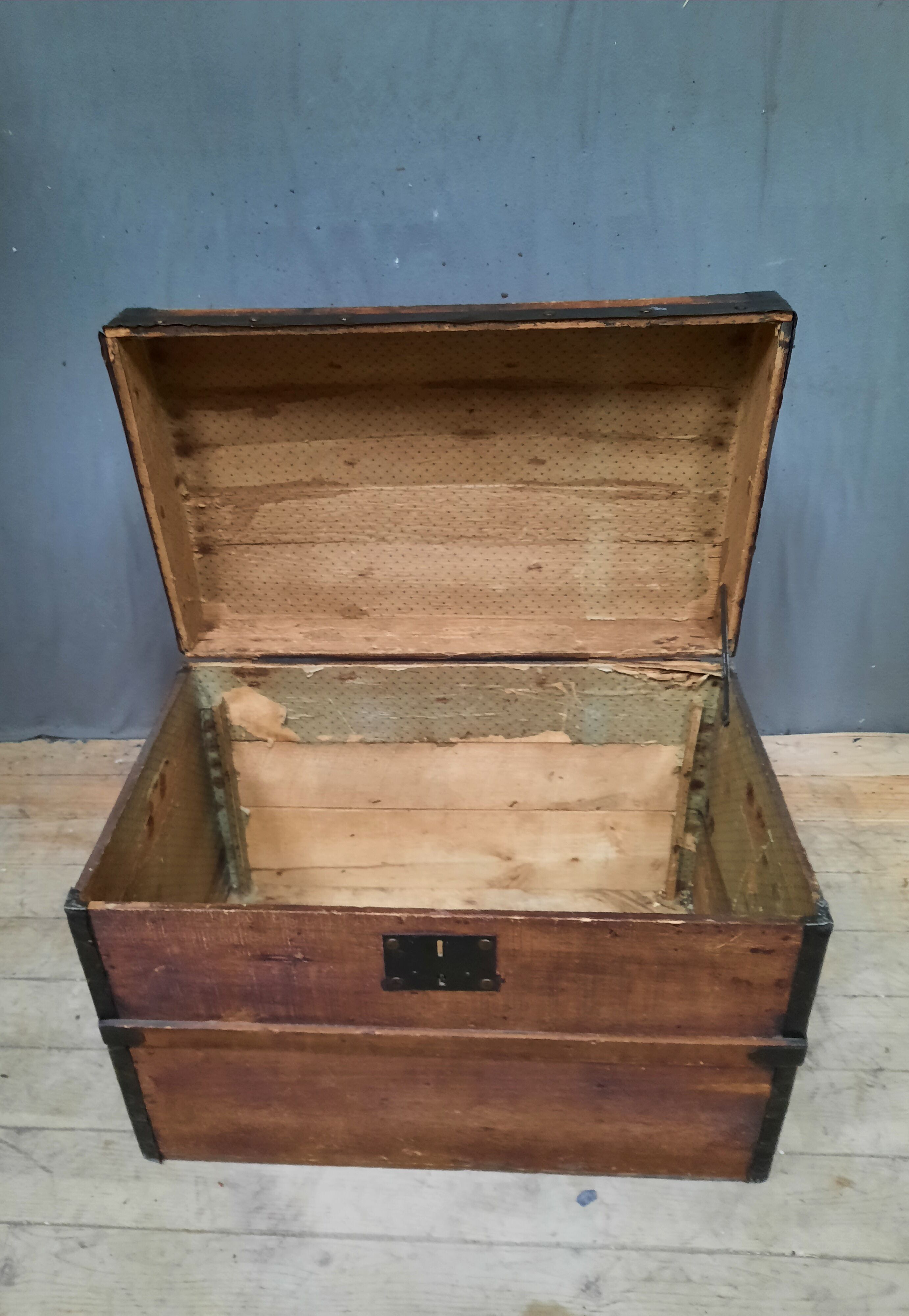 Coffre bombé en bois et métal