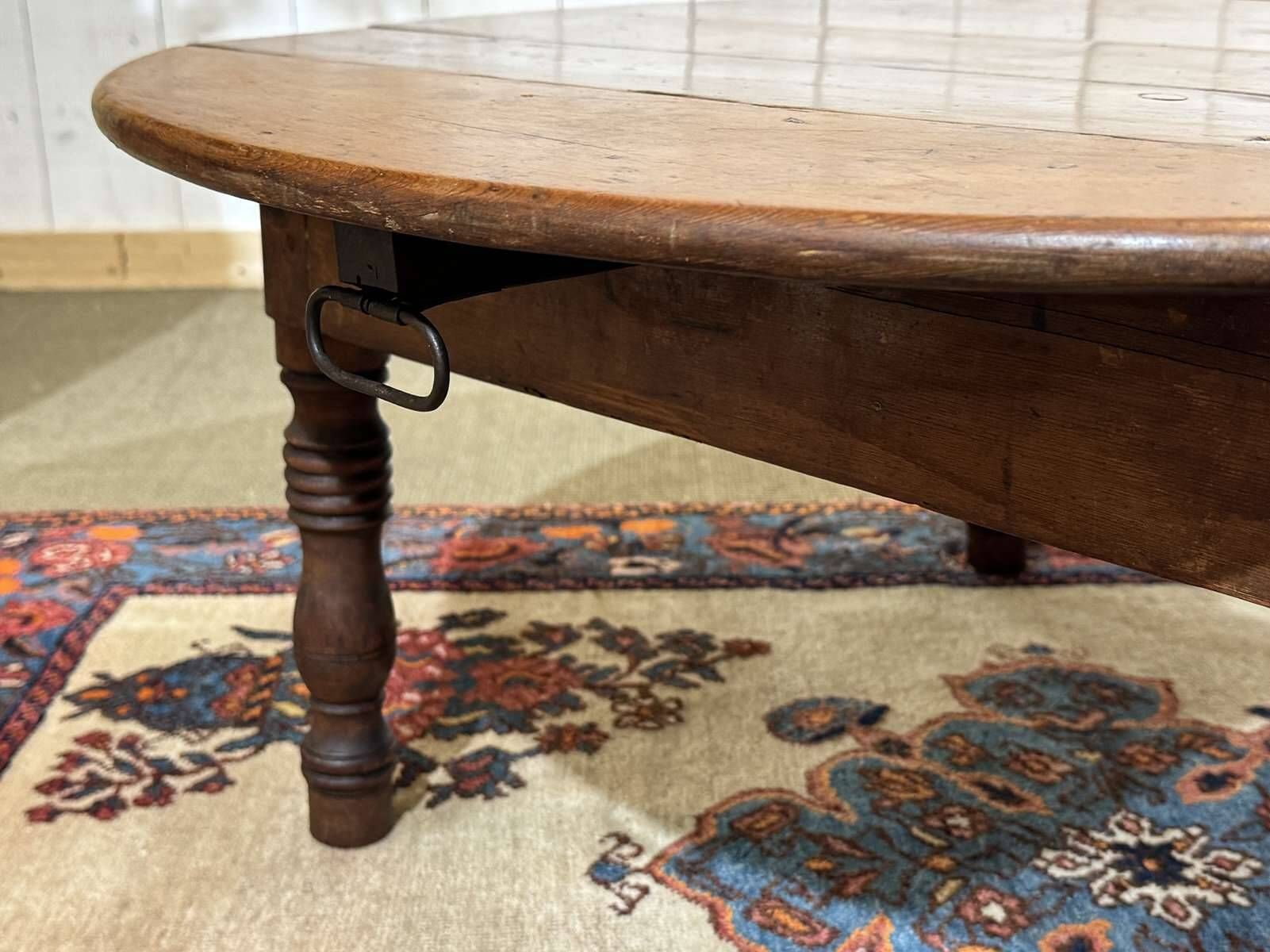 Table basse ovale en sapin début XXème
