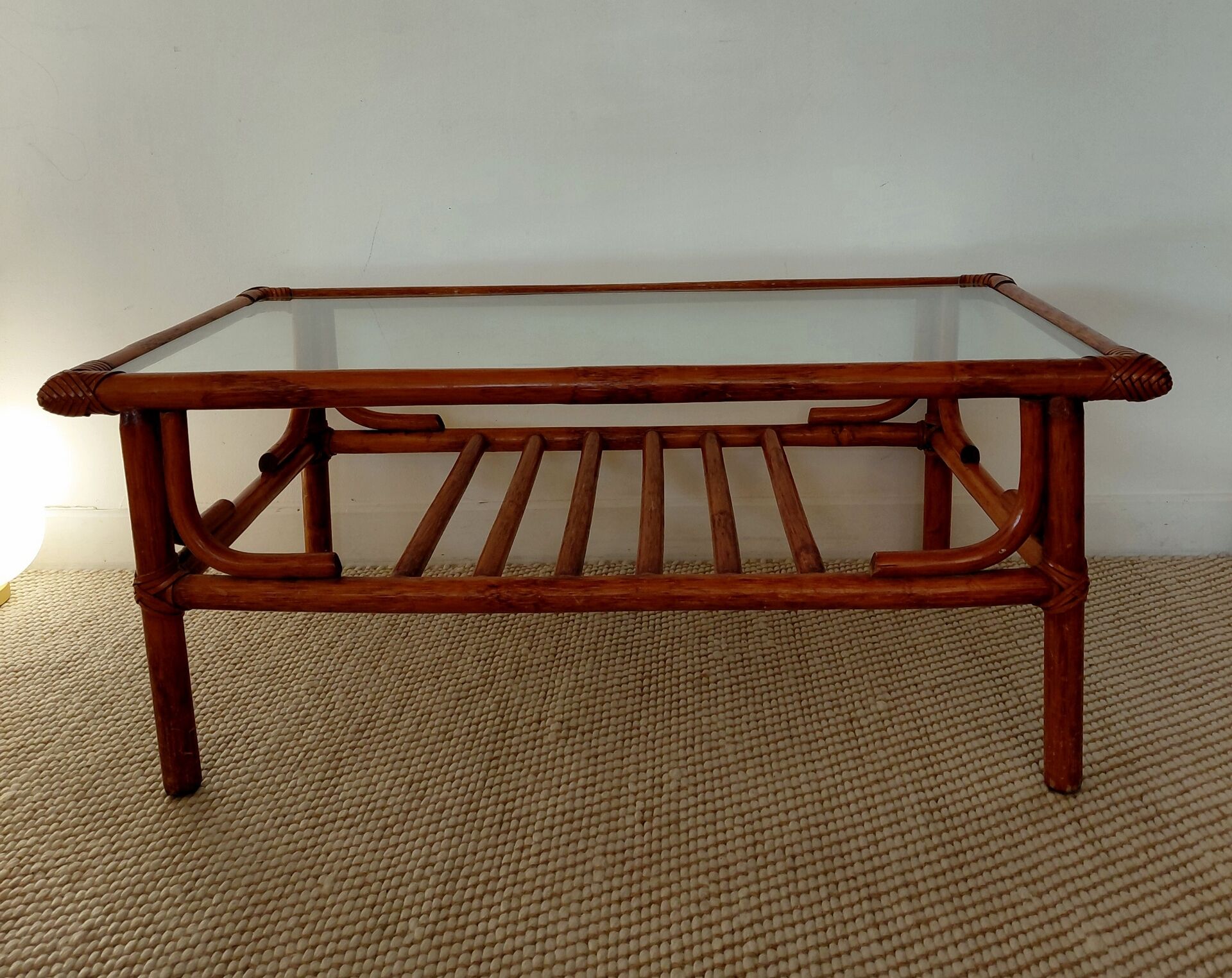 Table basse vintage rotin, bambou et verre-esprit bohème 70s