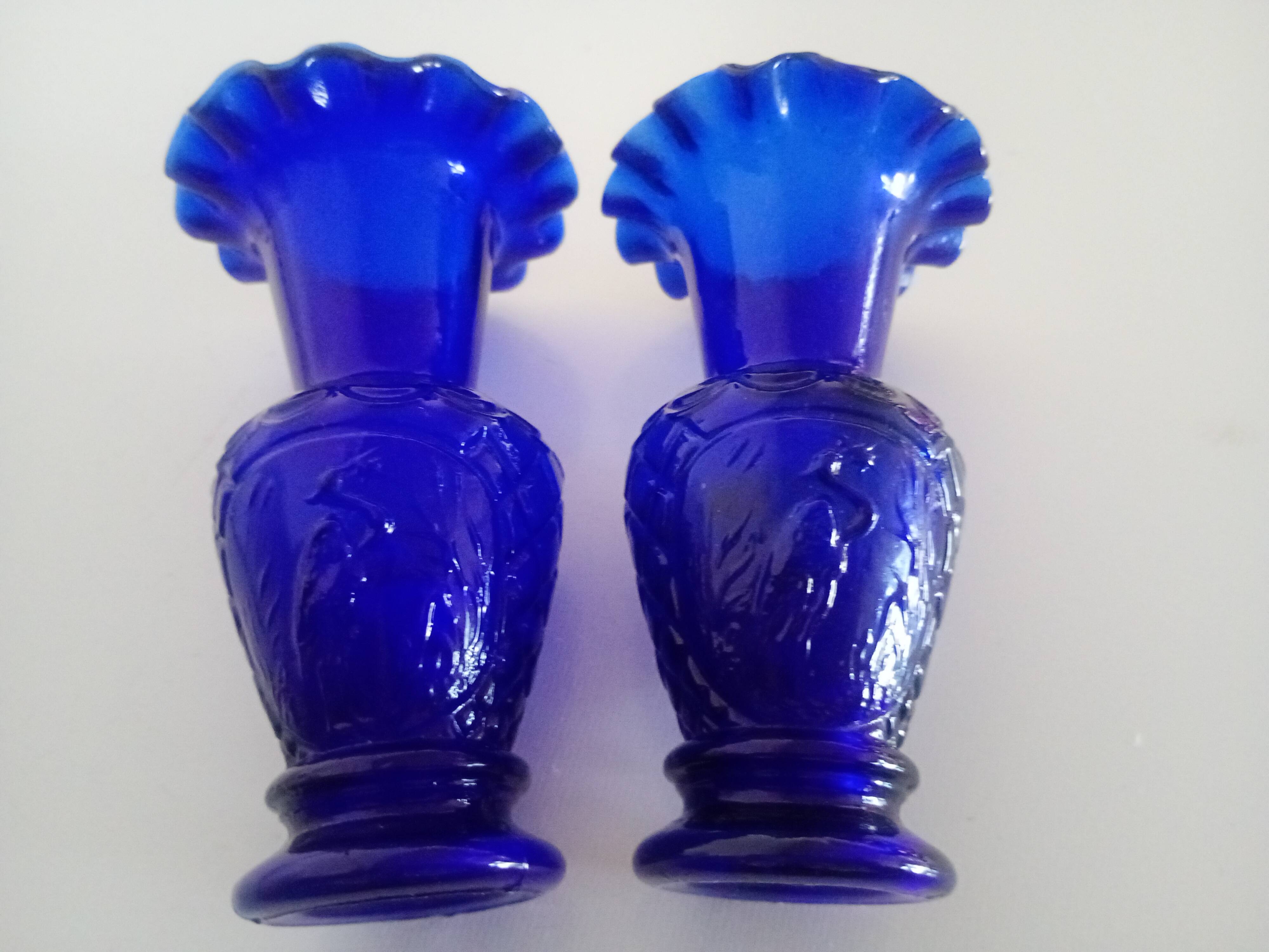 Pair of small (12cm) corolla vases - cobalt blue glass with heron - Portieux