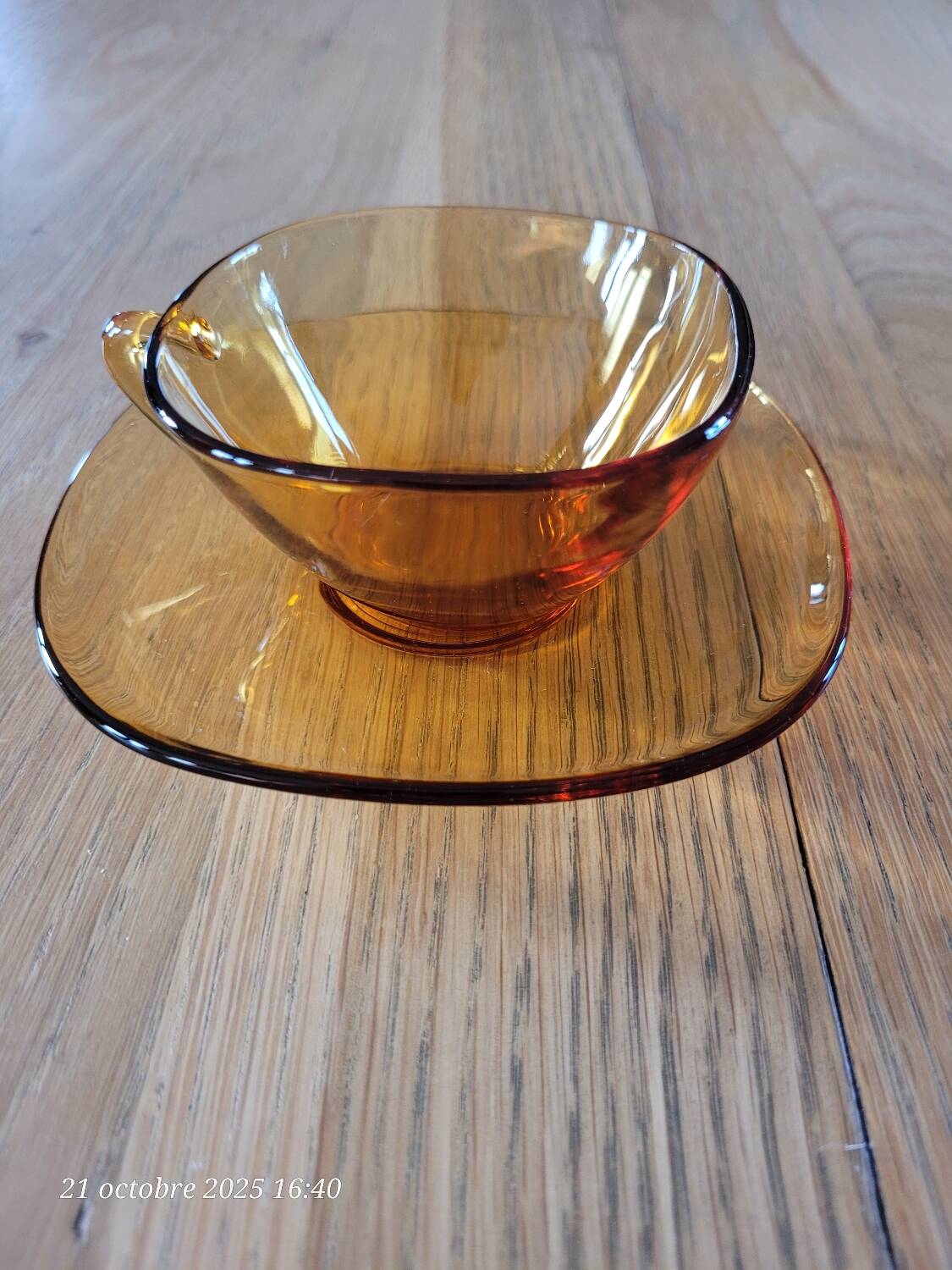 6 tasses et sous-tasses en verre ambré Vereco