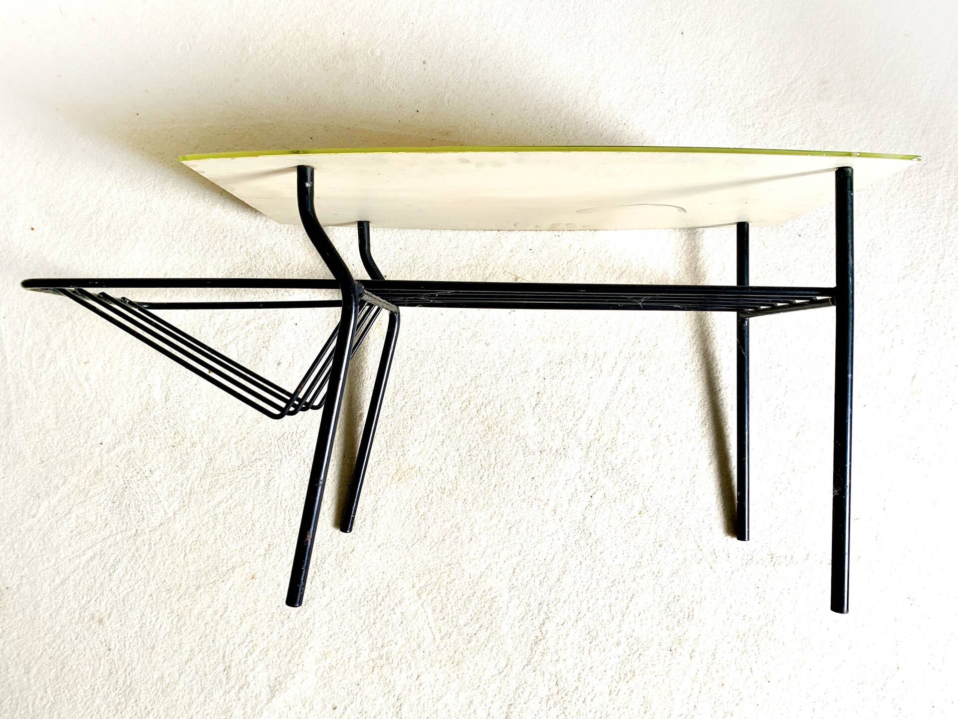 Table basse années 50 porte journaux