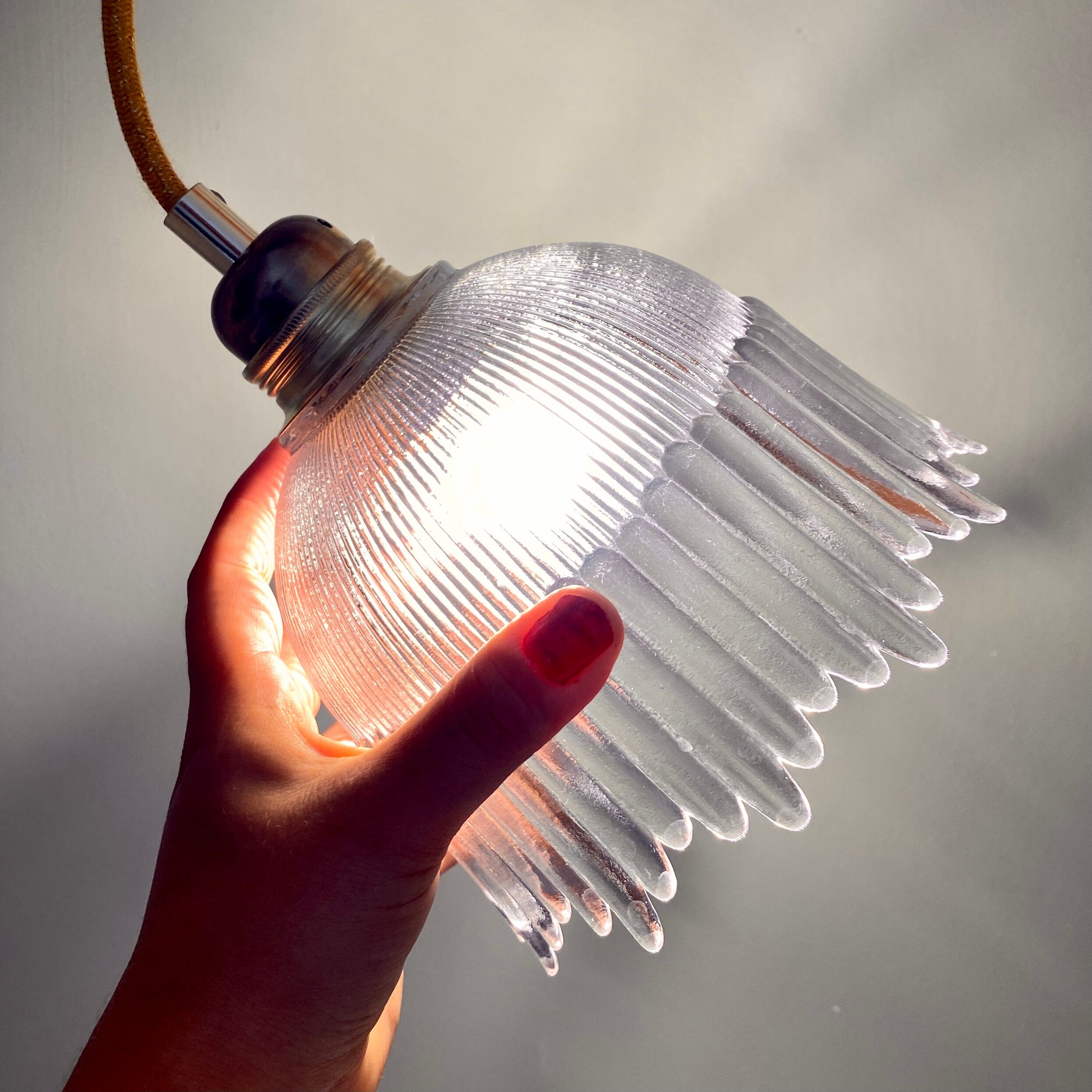 Suspension tulipe vintage en verre strié
