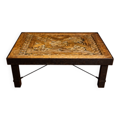 Table basse / table de salon à plateau sculpté – Travail artisanal – XXe si