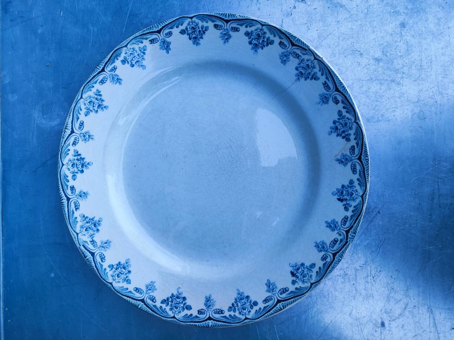 Old round iron earth dish, HB&Cie Bordeaux