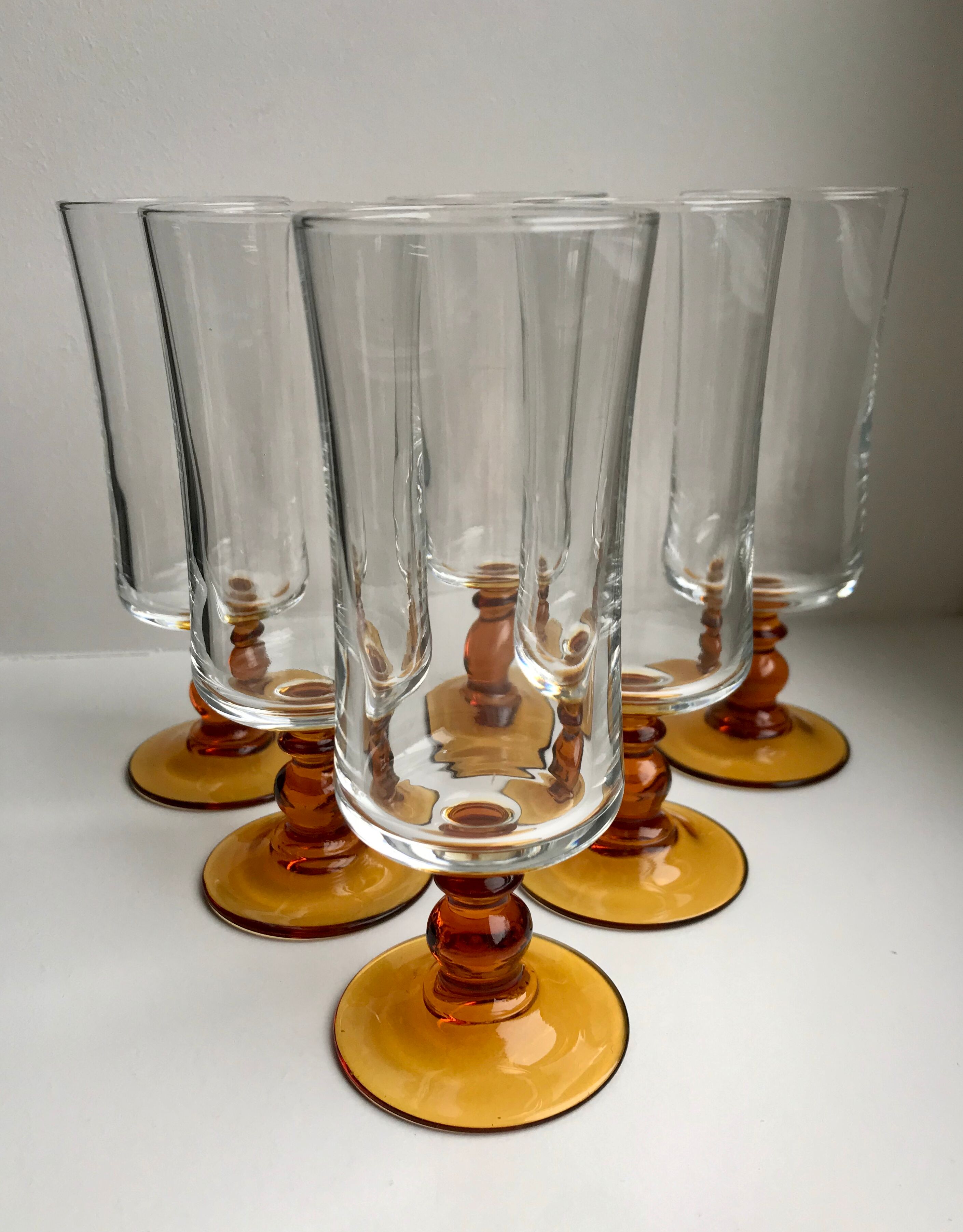 Set of 6 champagne flutes with amber foot 70s
