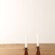 2x petits chandeliers triangulaires vintage en teck et laiton incrustés