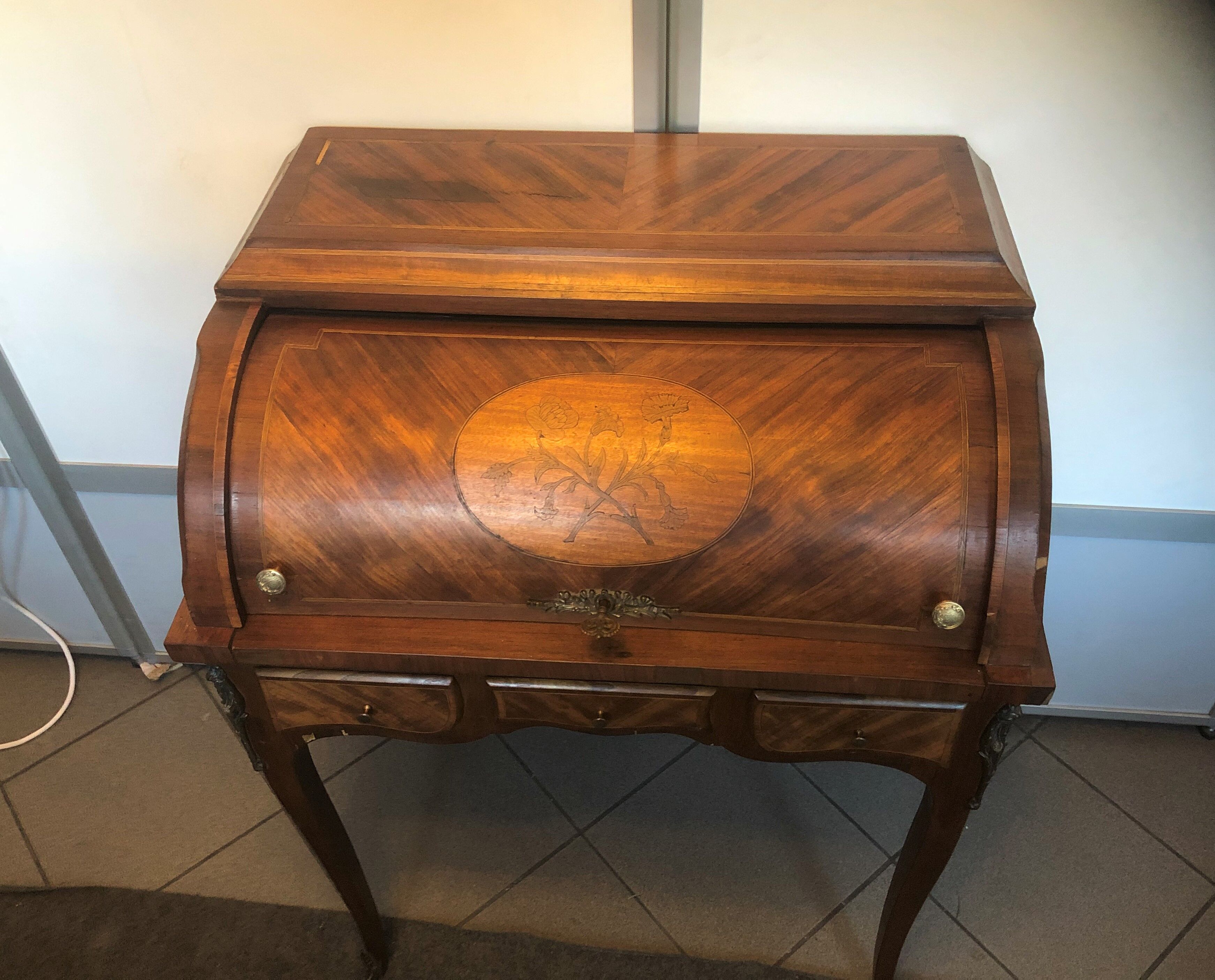 Office in cylindre marqueté