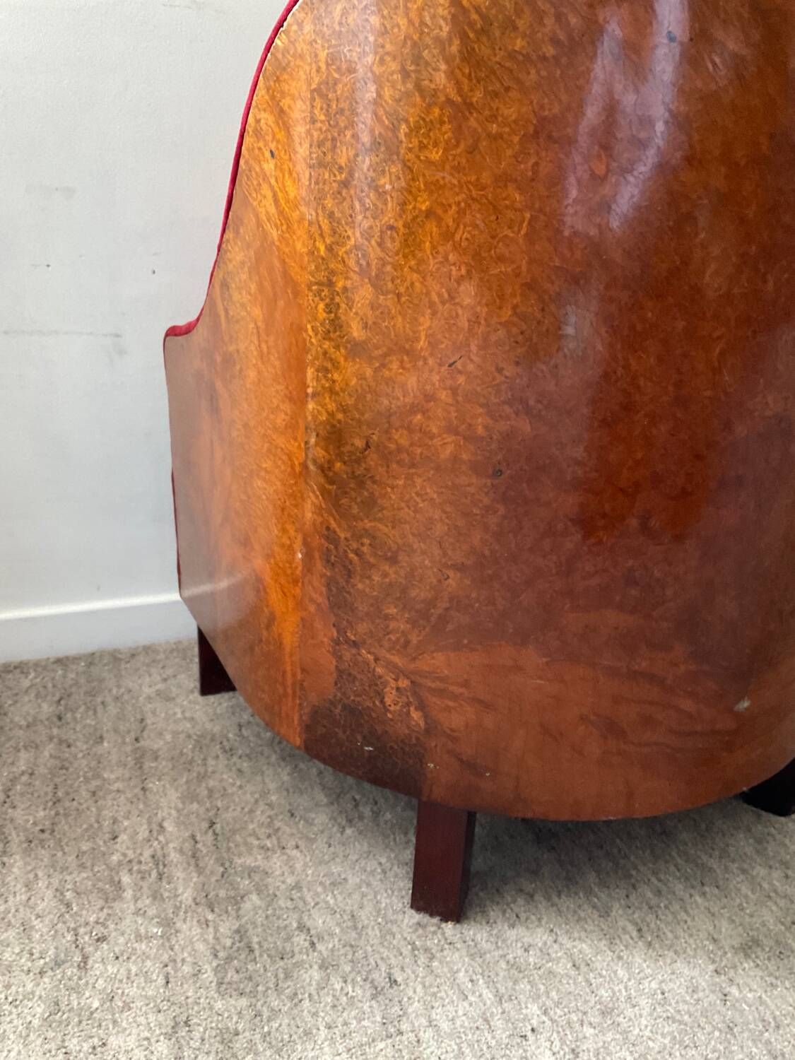 Fauteuil bergère Art Déco en loupe d’orme et velours