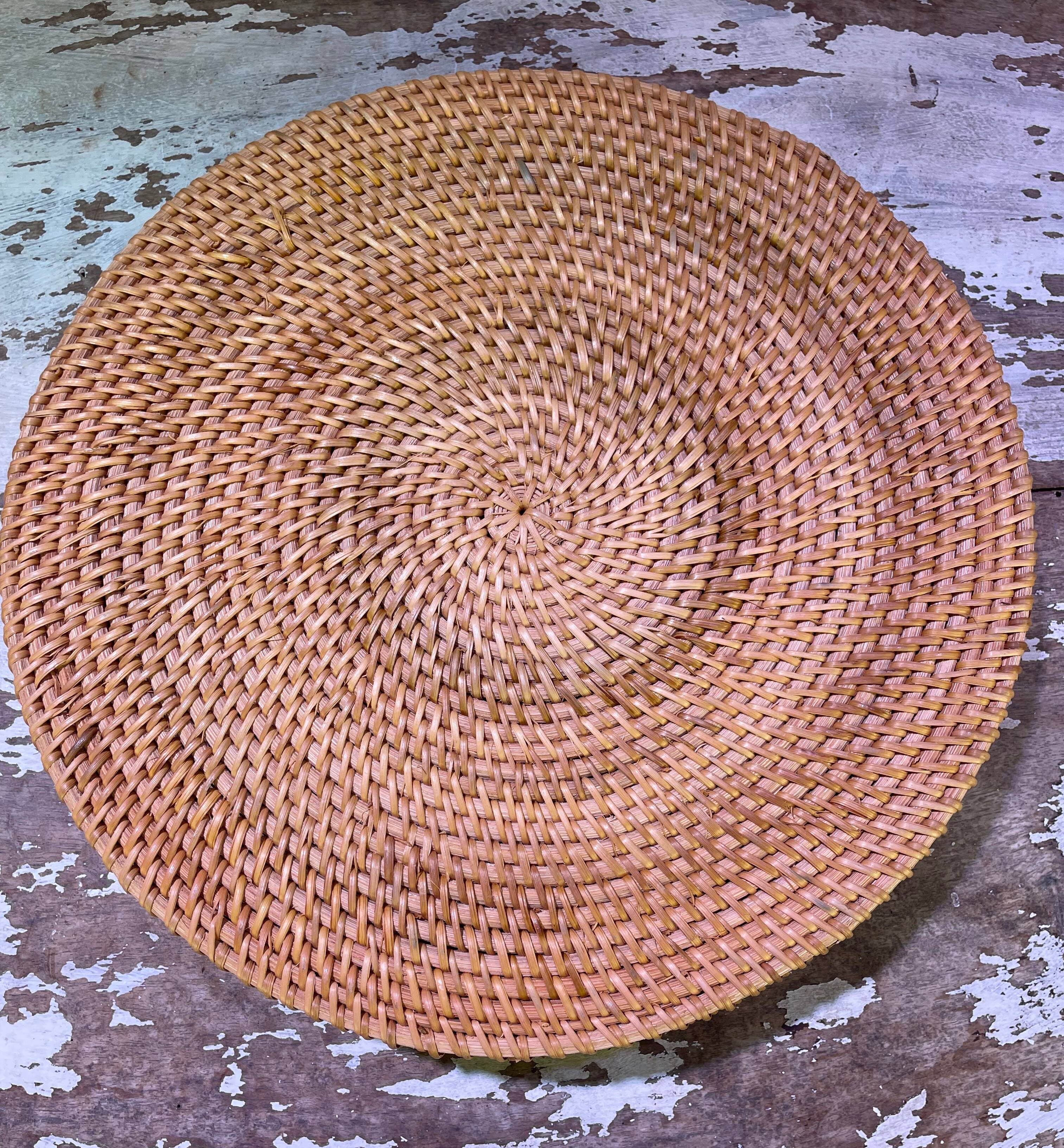 Round wicker tray