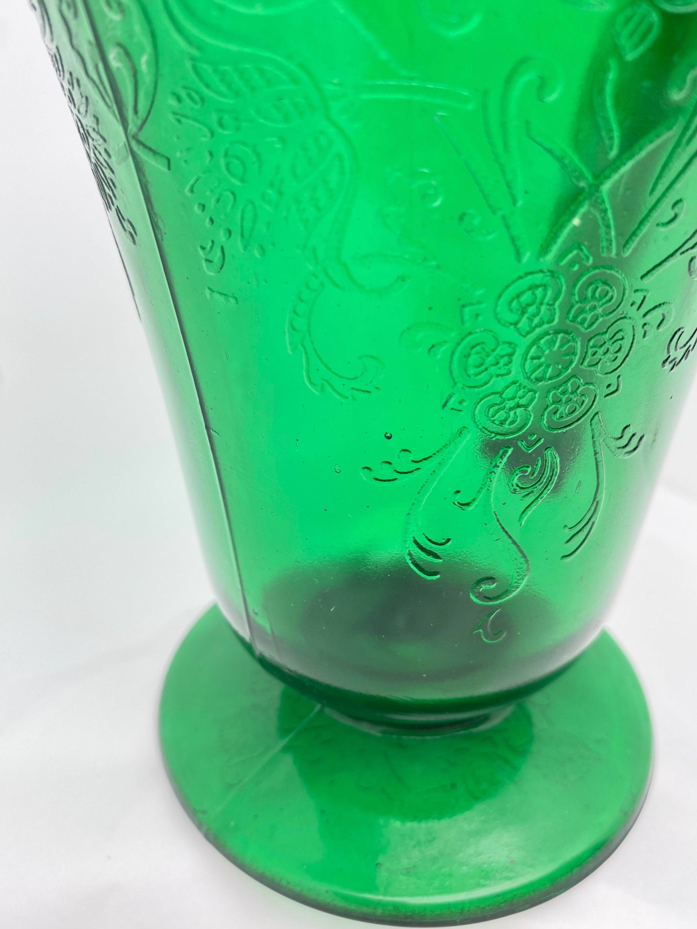 Pichet en verre pressé décor relief style art déco