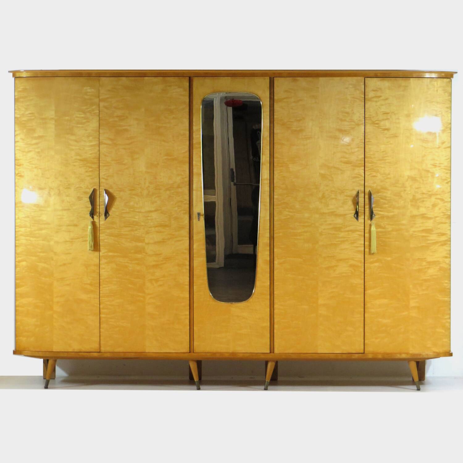 Grande armoire moderne à 5 portes du milieu du siècle en érable flammé, années 1950