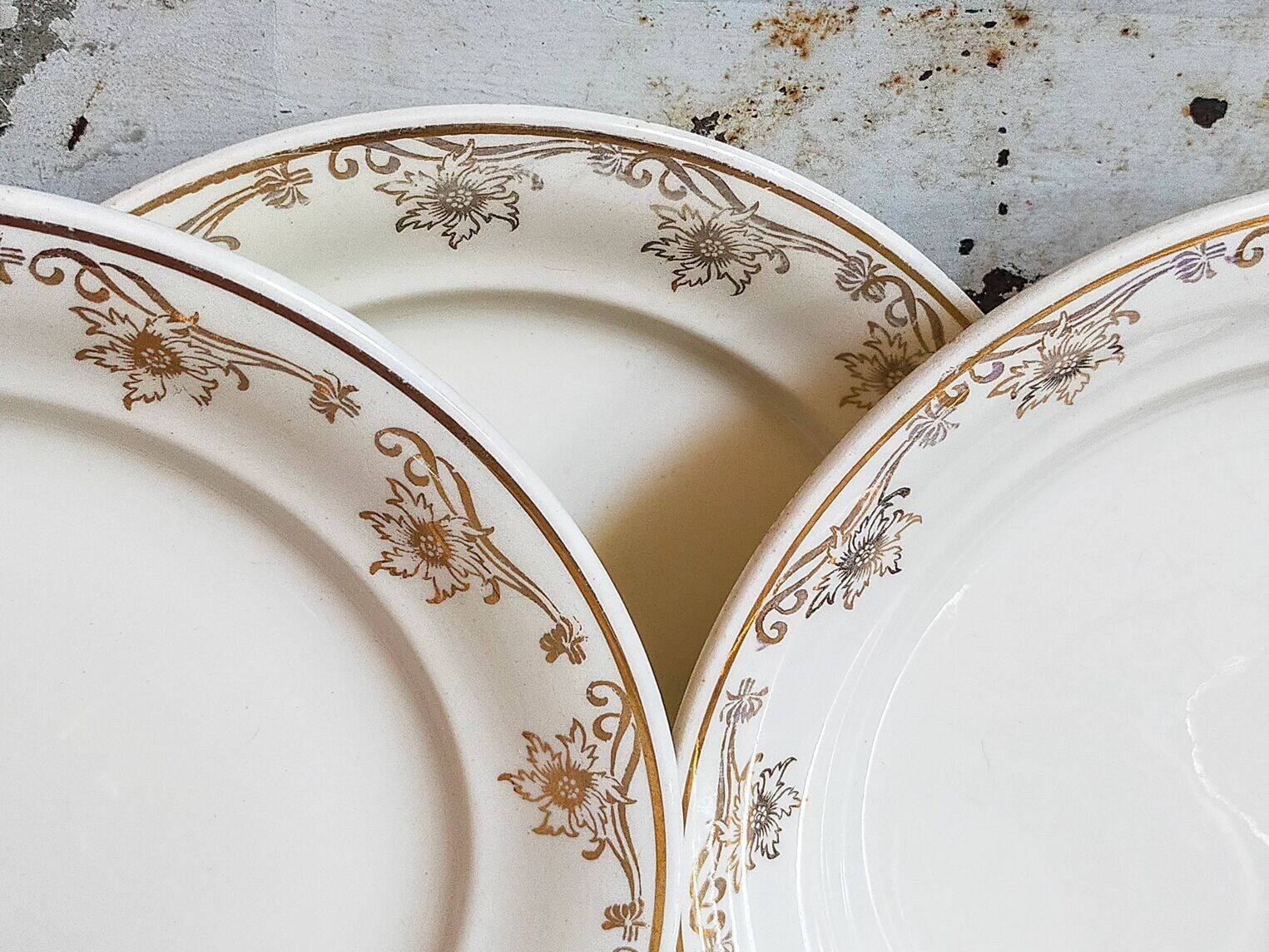 Eight Villeroy & Boch dessert plates with gold decor