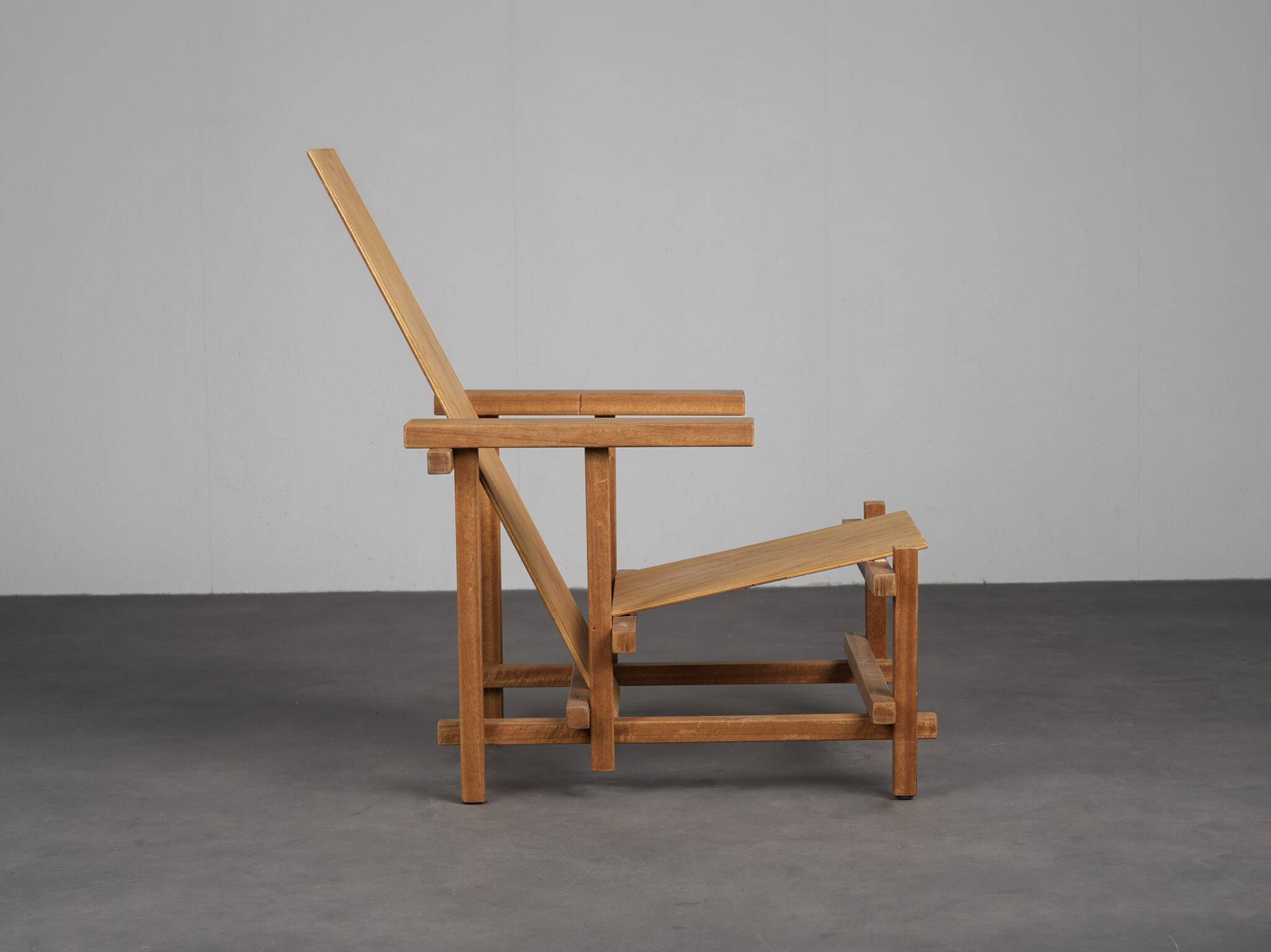 Fauteuil moderniste dans le style de Gerrit Rietveld, Pays-Bas, années 1980.