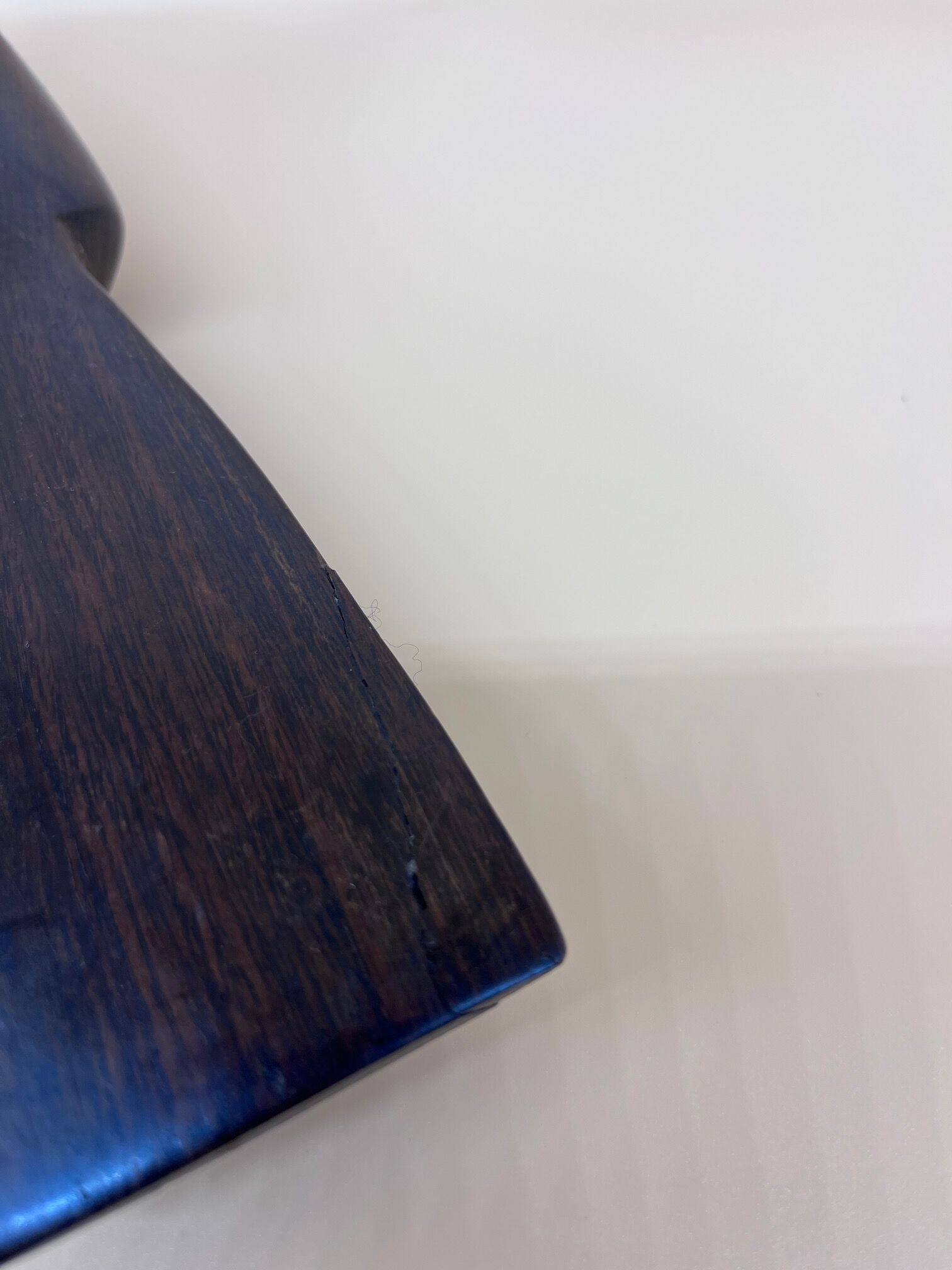 Oiseau en bois abstrait