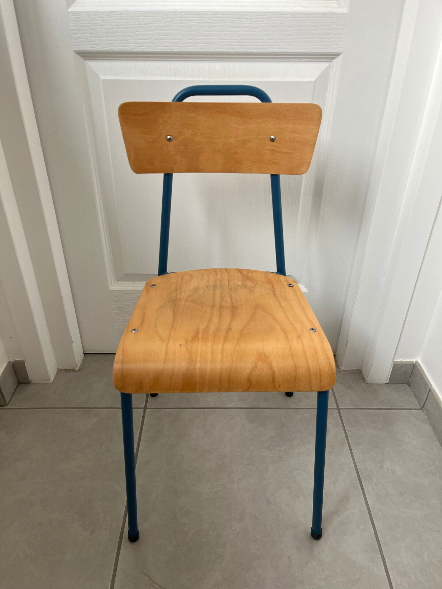 Chaise d'école vintage rénovée