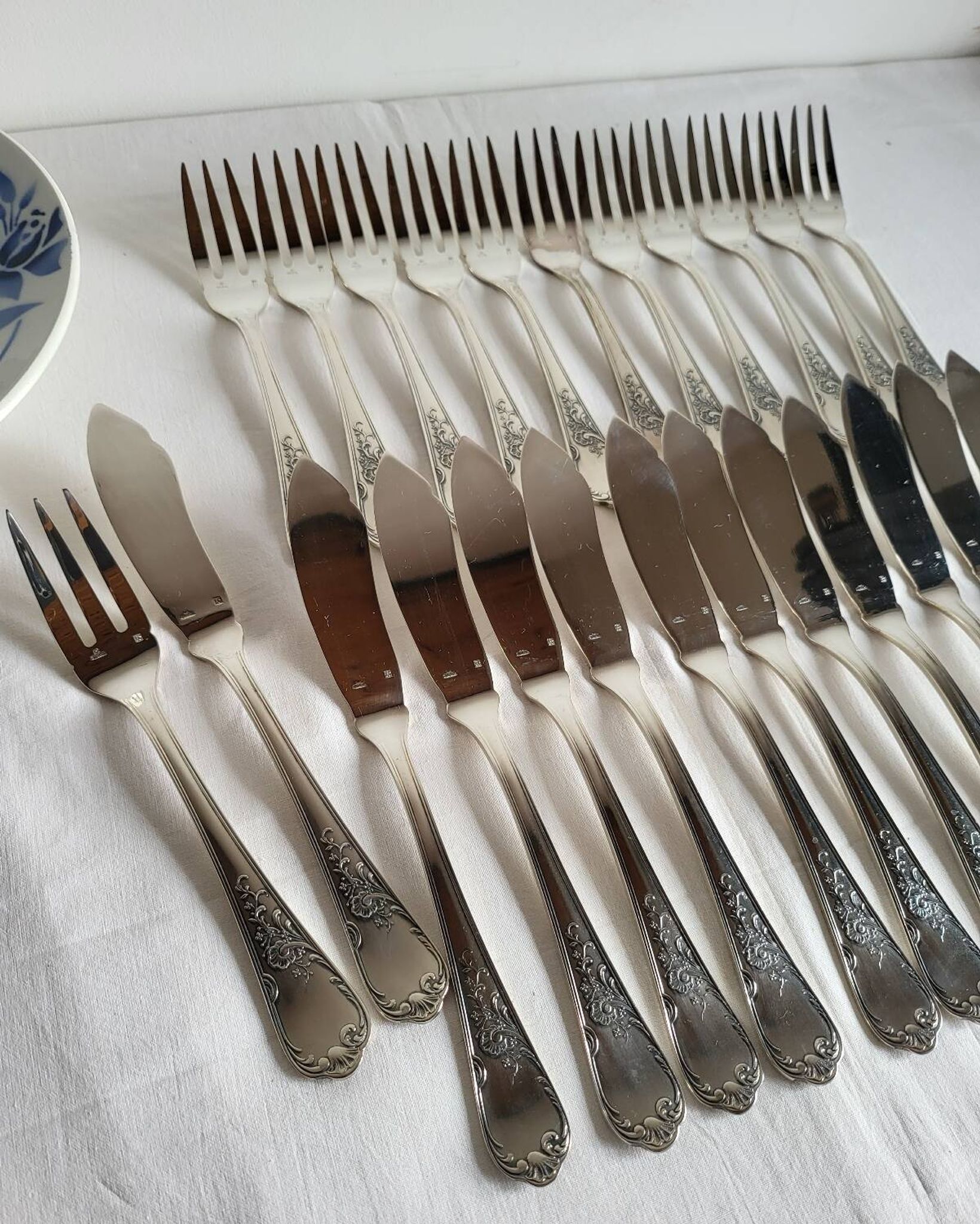 12 silver-plated metal fish cutlery pieces by Guildar, 24 pieces.