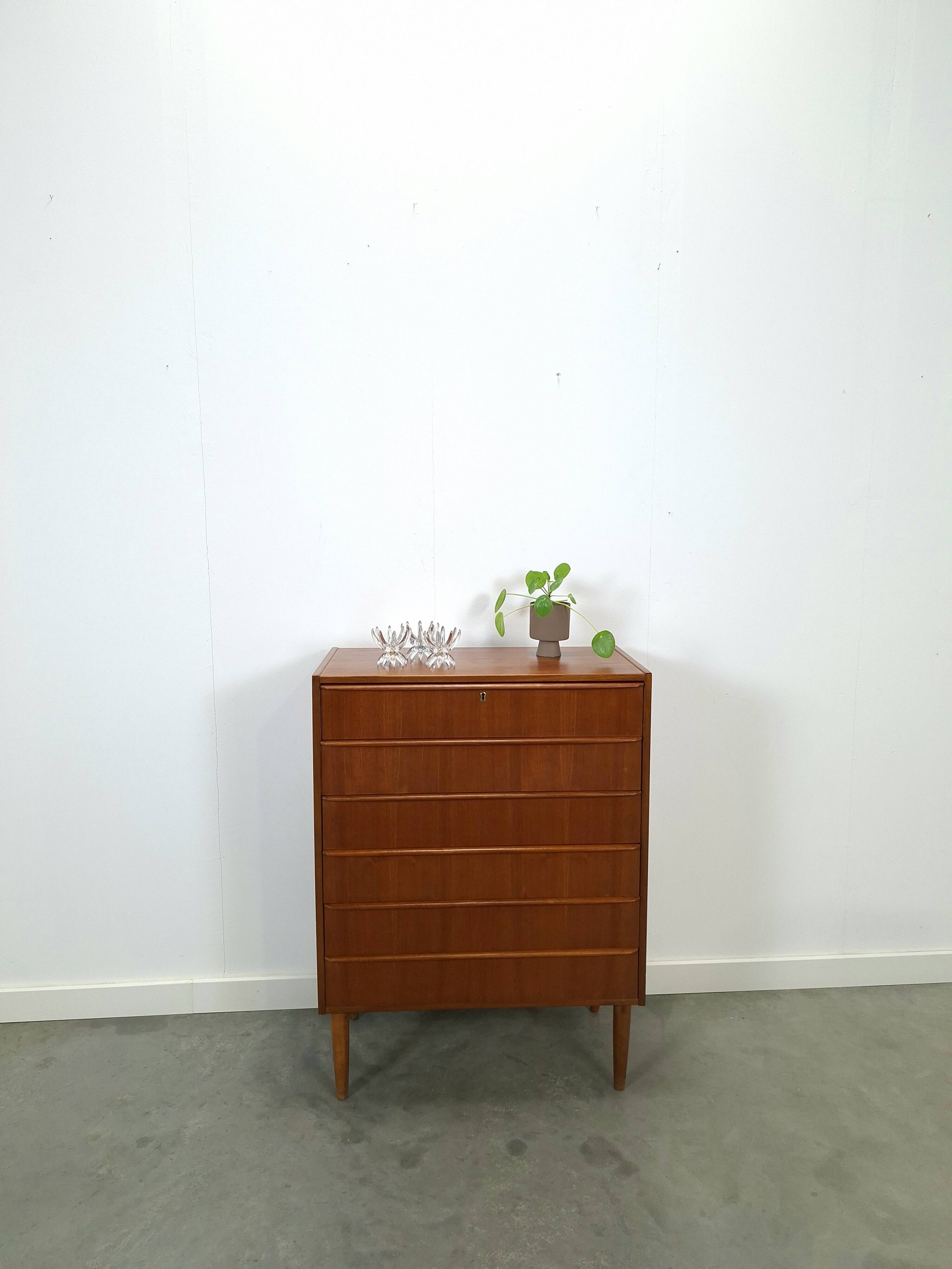 Commode en teck en provenance du Danemark avec 6 tiroirs.