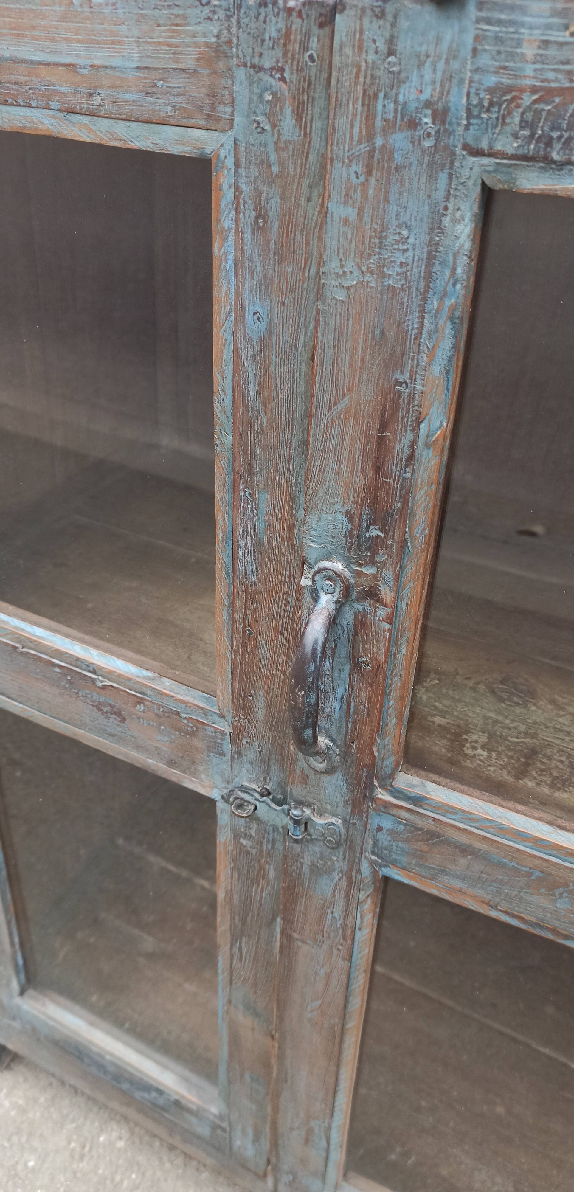 Petite armoire vitrée en bois