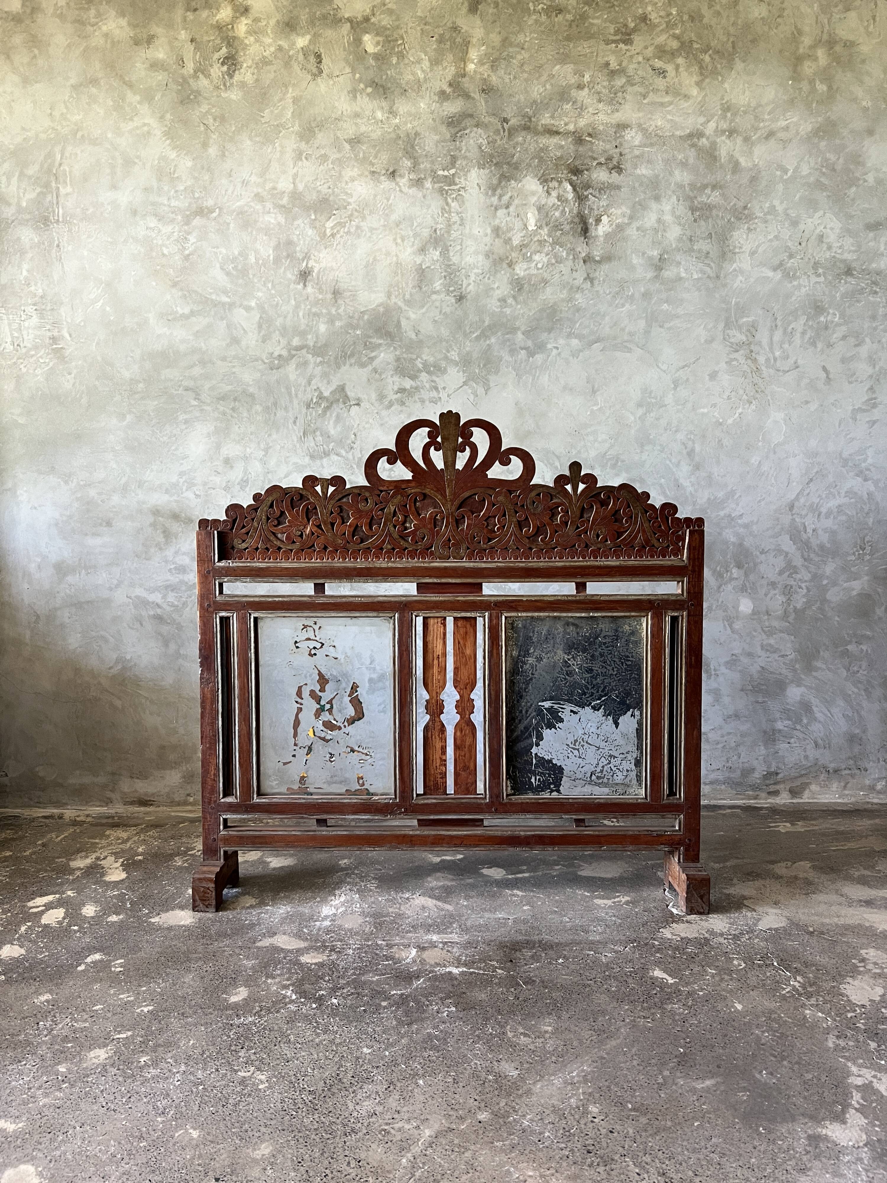 Small Indonesian screen in carved wood H:104 L:106
