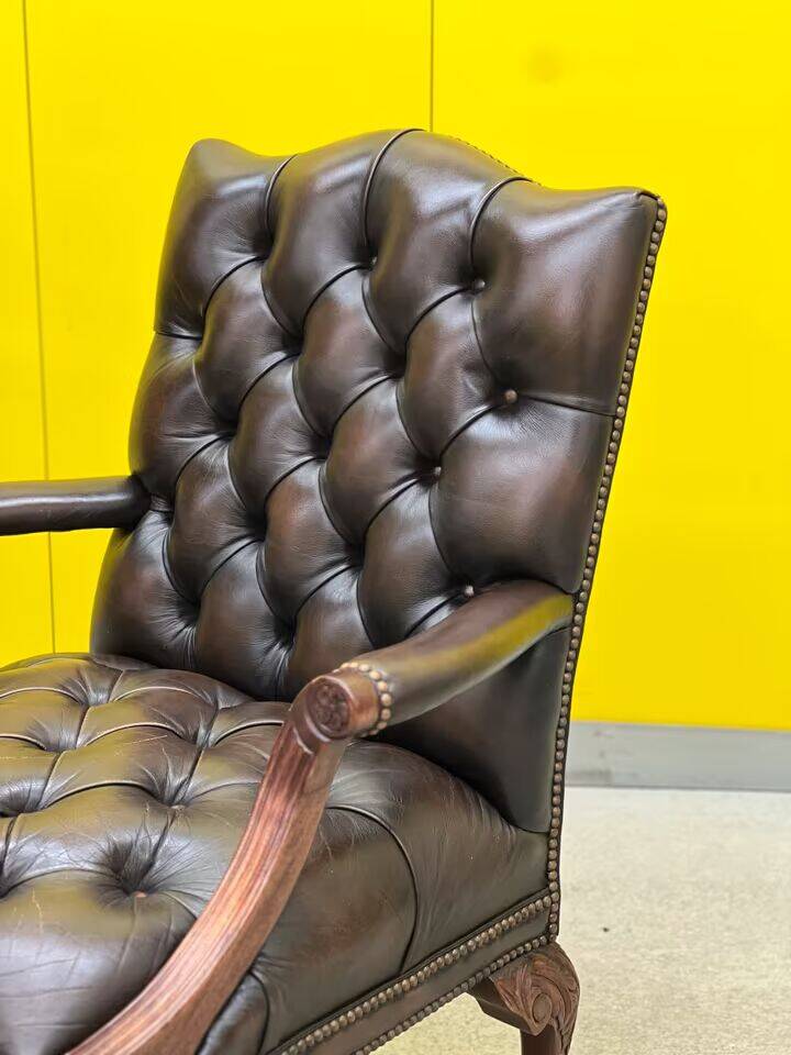 Fauteuil Chesterfield en cuir marron (le prix est pour un)