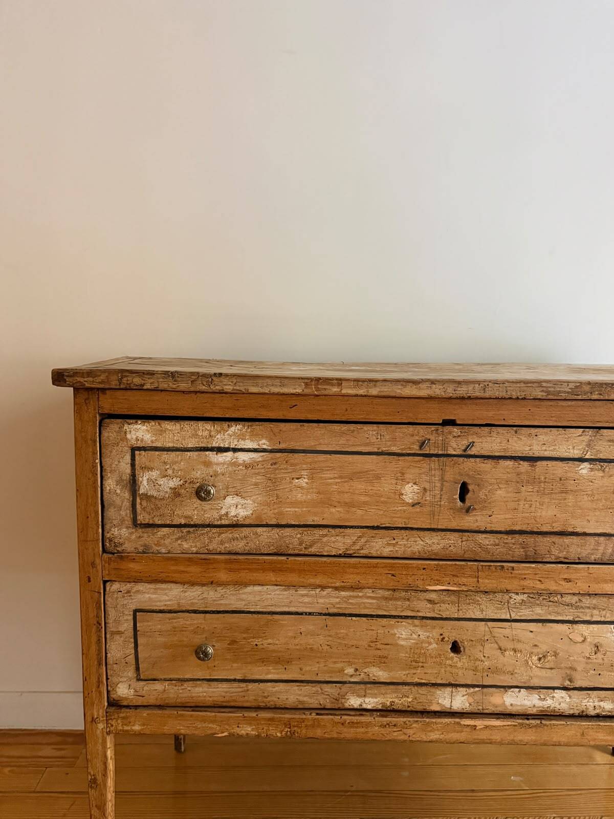 Commode polychrome et décorée de motifs d'origine italienne, XIXe siècle