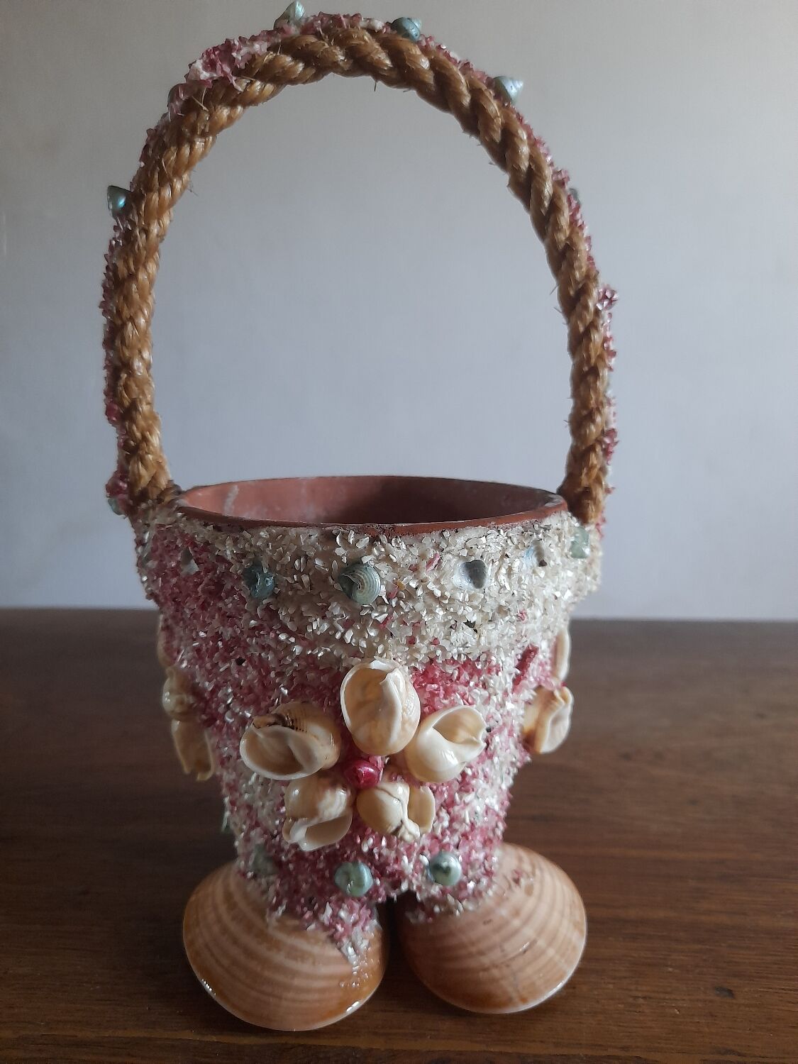 Kitch pot cover in the shape of a shell decore basket