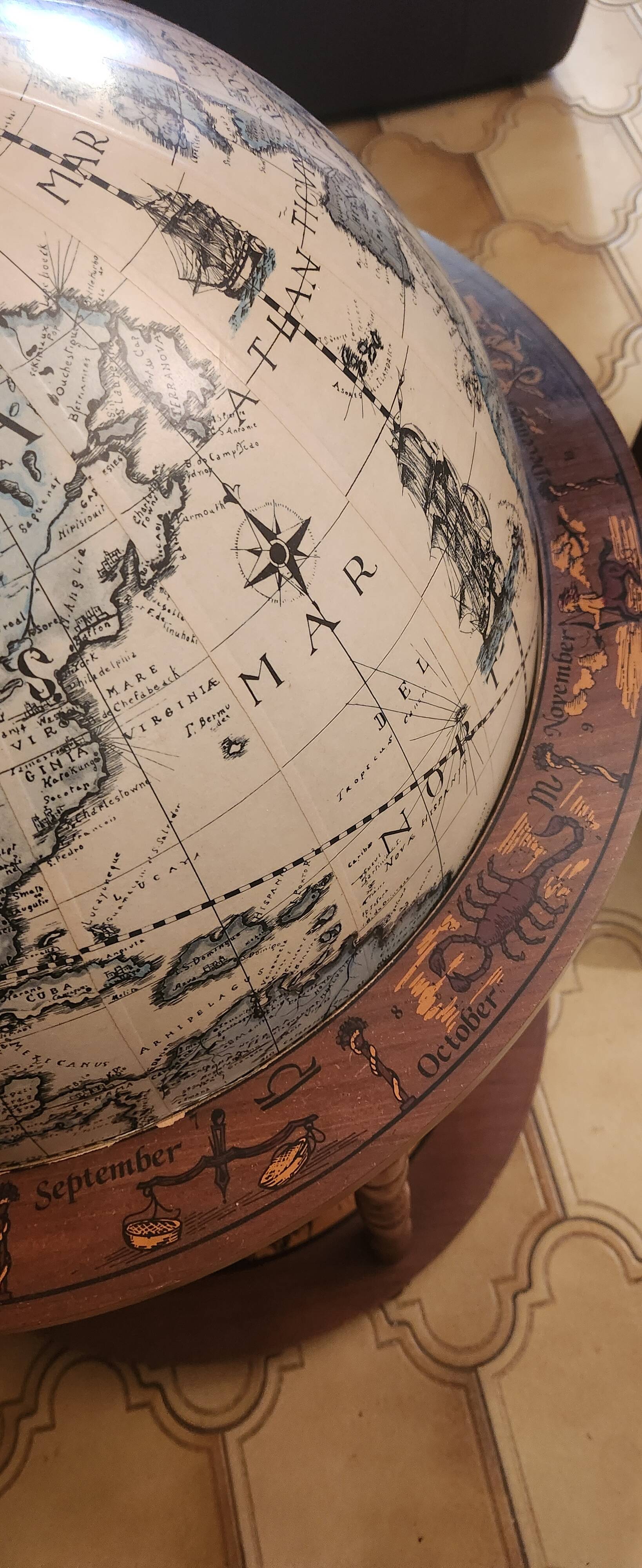 Bar globe terrestre on wheels