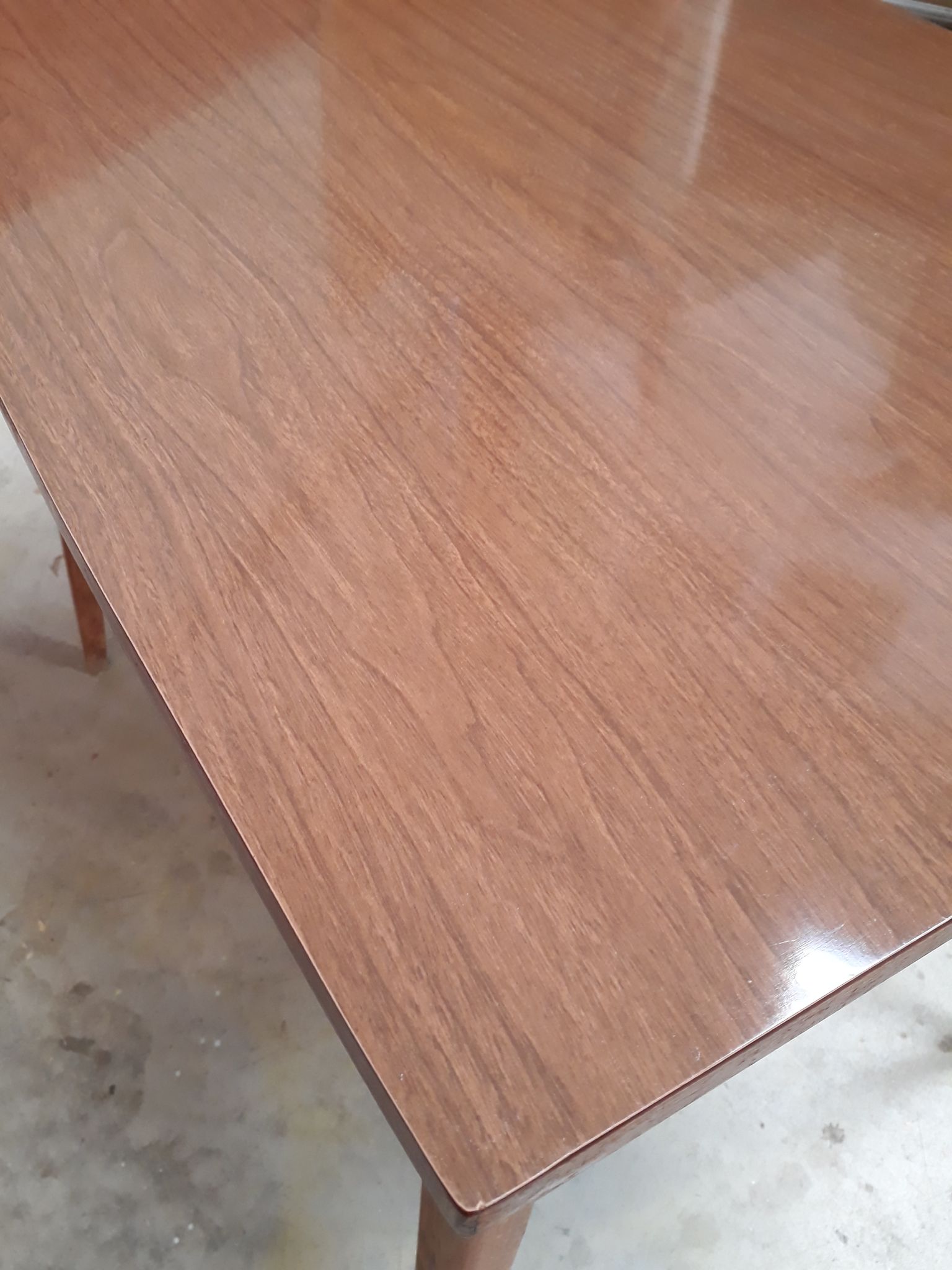 Table extensible scandinave dessus formica pied bois