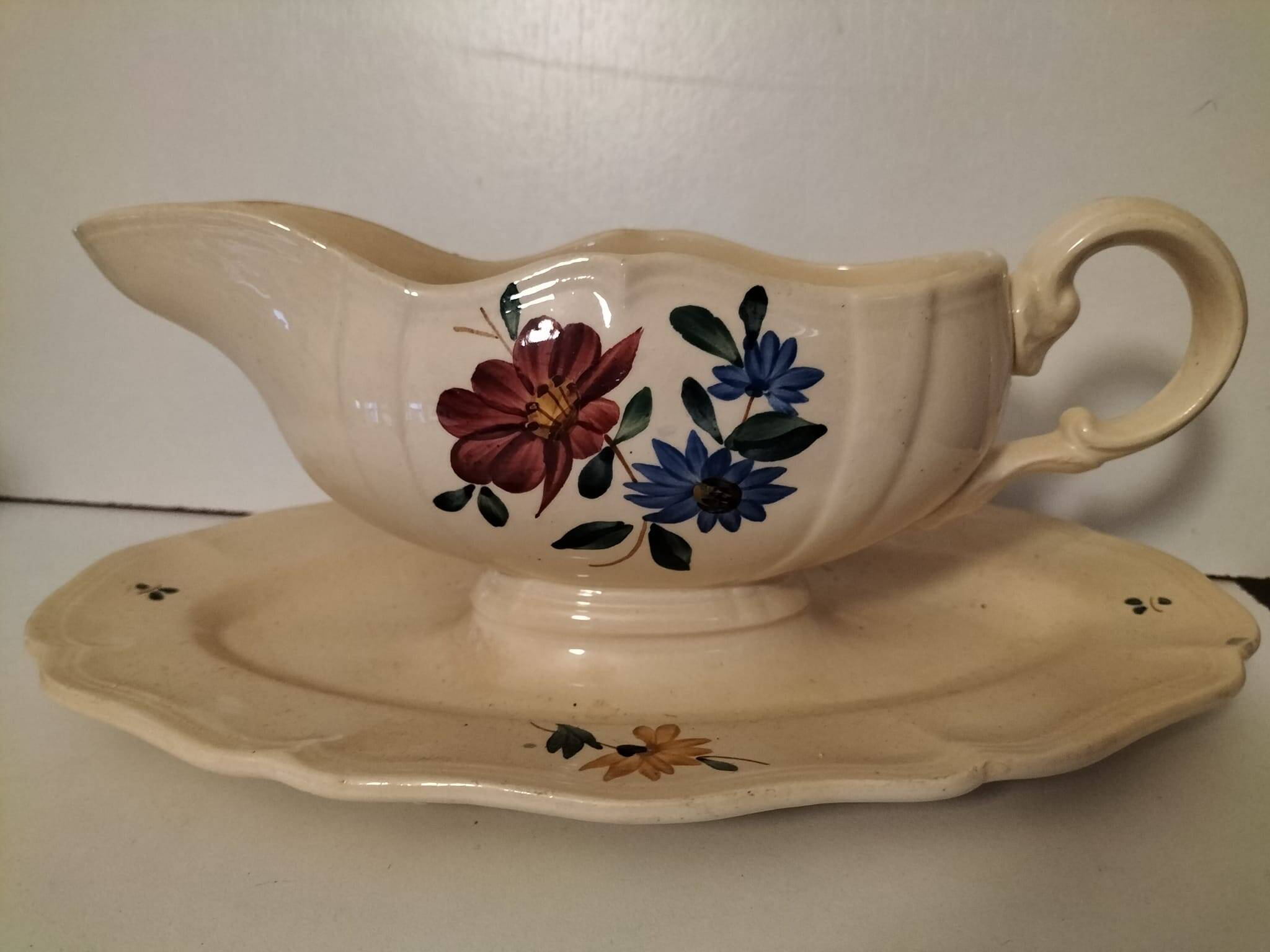 Old gravy boat Sarreguemines Digoin collection.