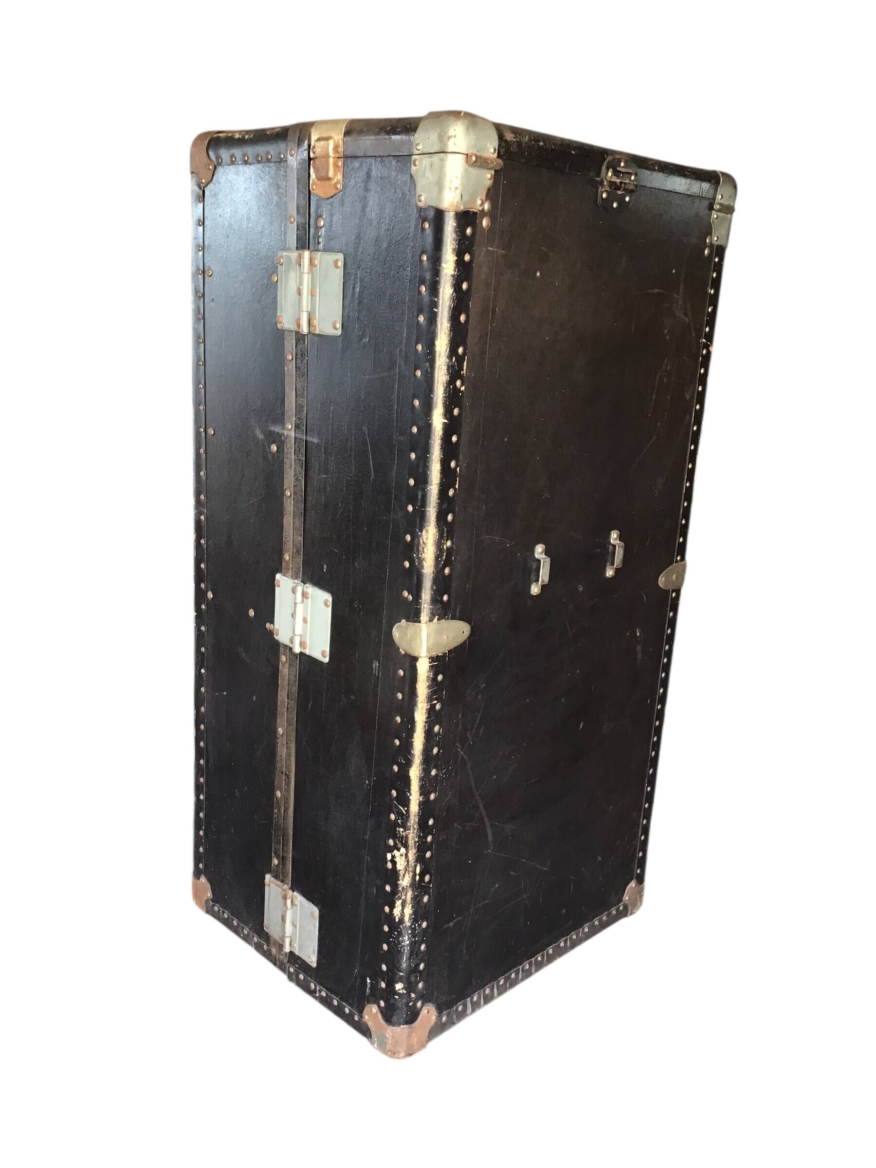 Antique vertical cabin trunk – 109 cm – parchment interior