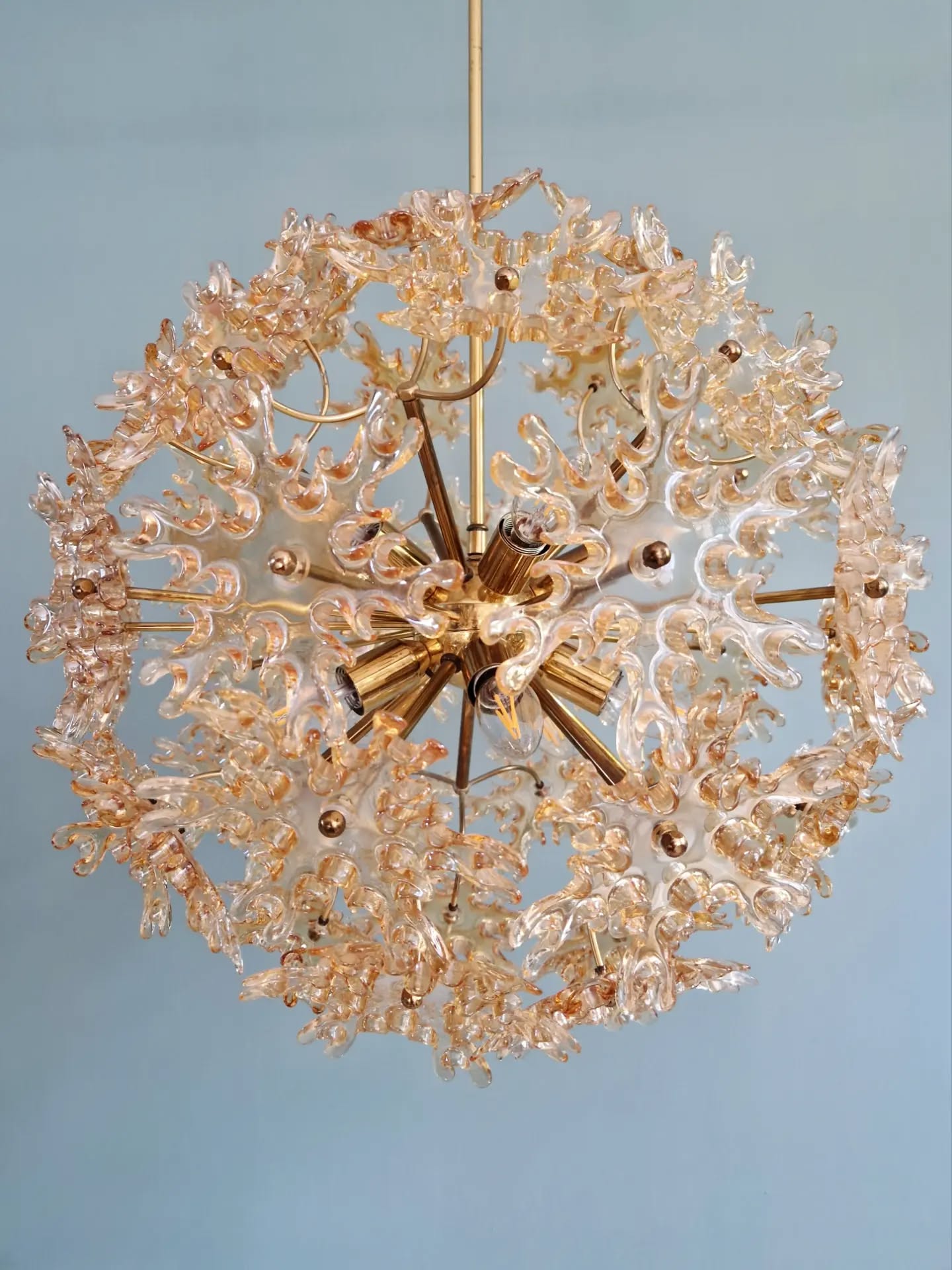 Large Sputnik chandelier in brass and amber Murano glass, SiSche, 1960.