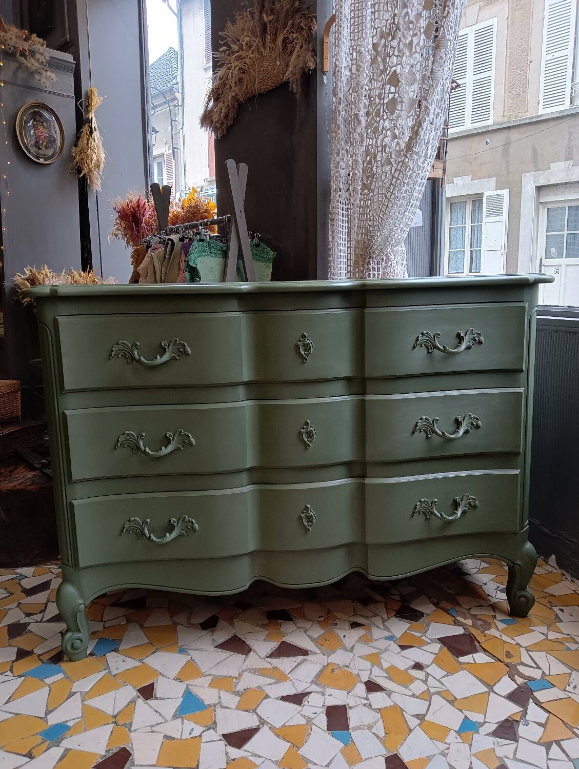 Crossbow chest of drawers